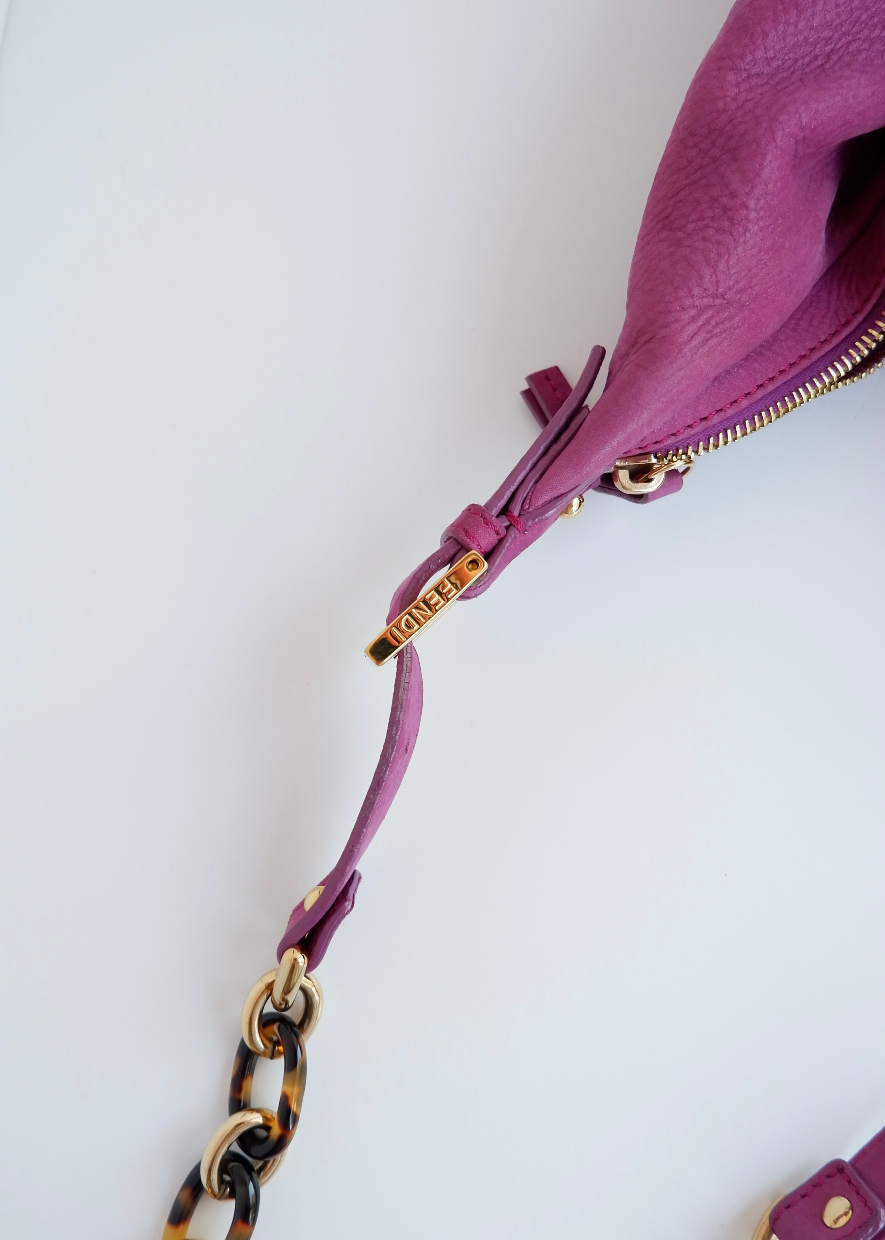 Authentique sac porté épaule Fendi hobo en daim magenta d'occasion