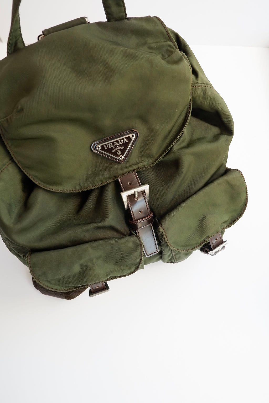 Sac à dos Prada en nylon vert authentique d'occasion
