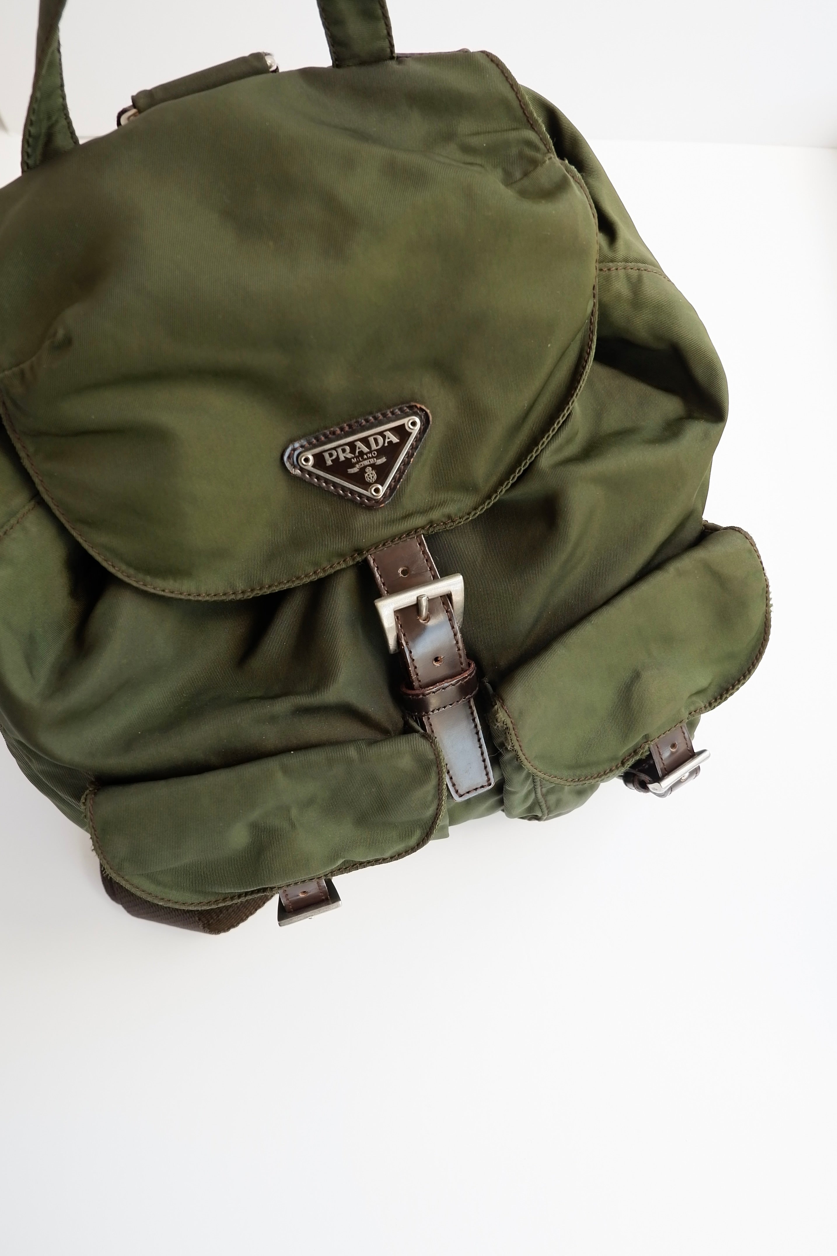 Sac à dos Prada en nylon vert authentique d'occasion