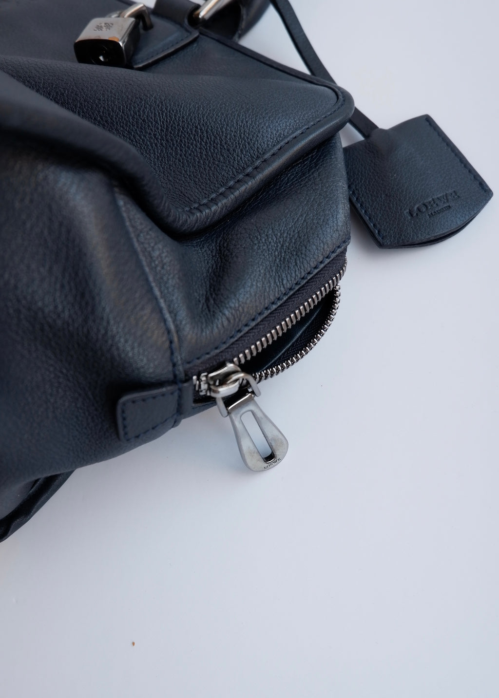 Sac à main Loewe Amazona authentique d'occasion en cuir bleu marine