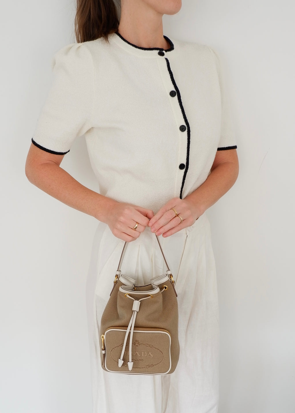 Sac seau à cordon Prada d'occasion authentique en toile beige