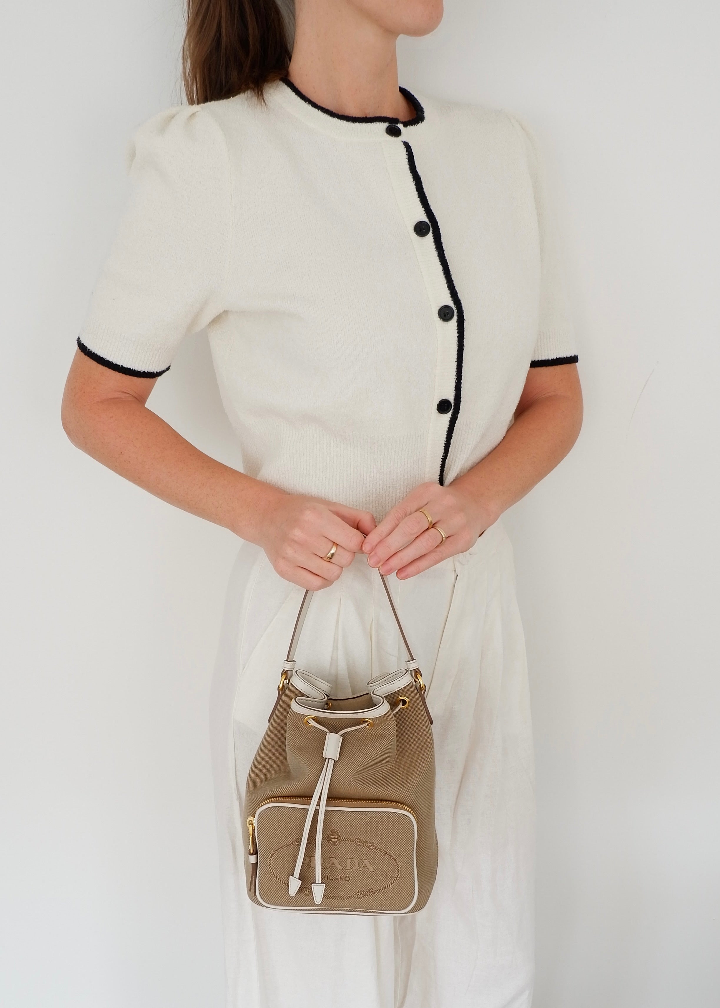 Sac seau à cordon Prada d'occasion authentique en toile beige