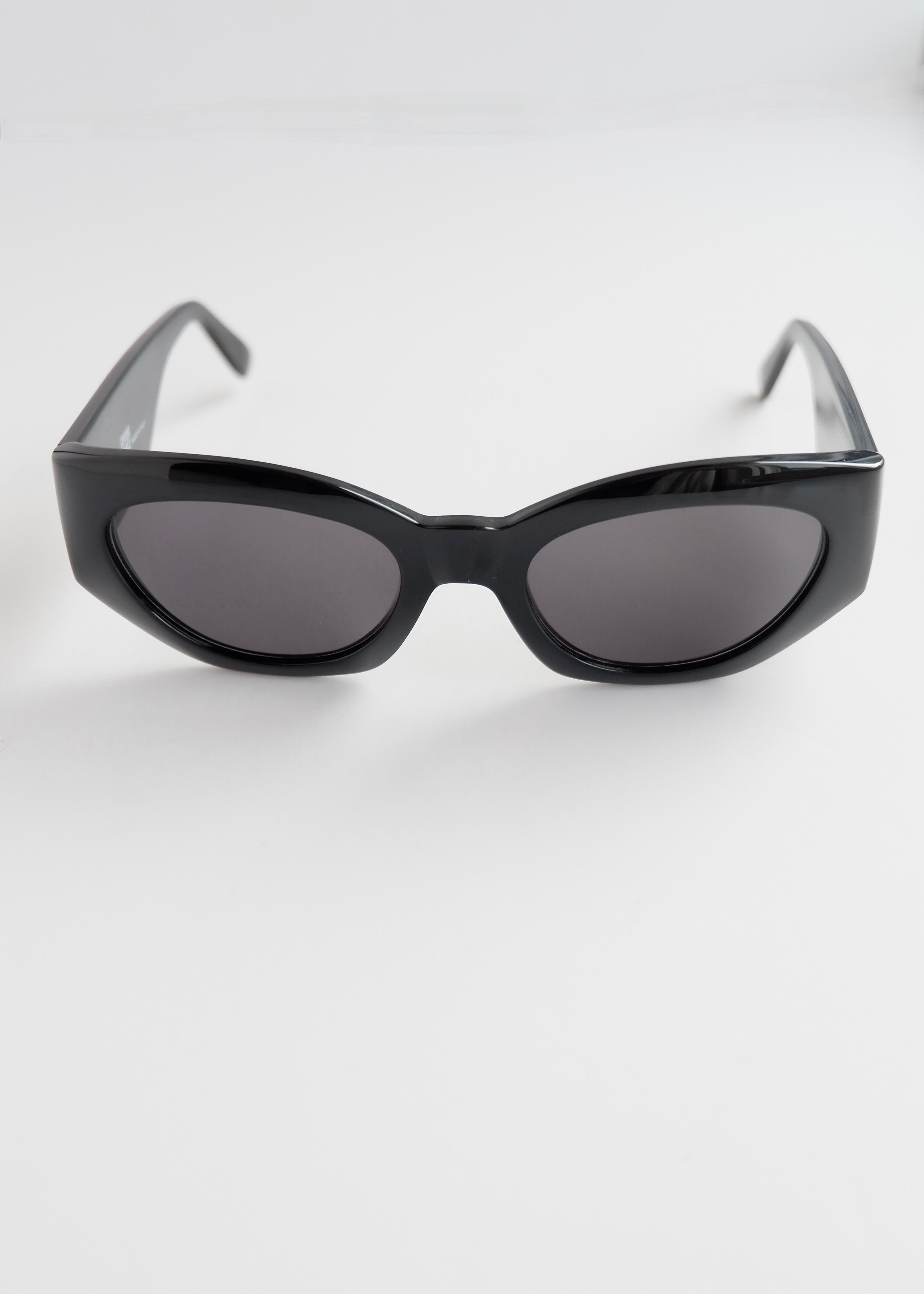 Lunettes de soleil œil de chat noires Versace d'occasion authentiques