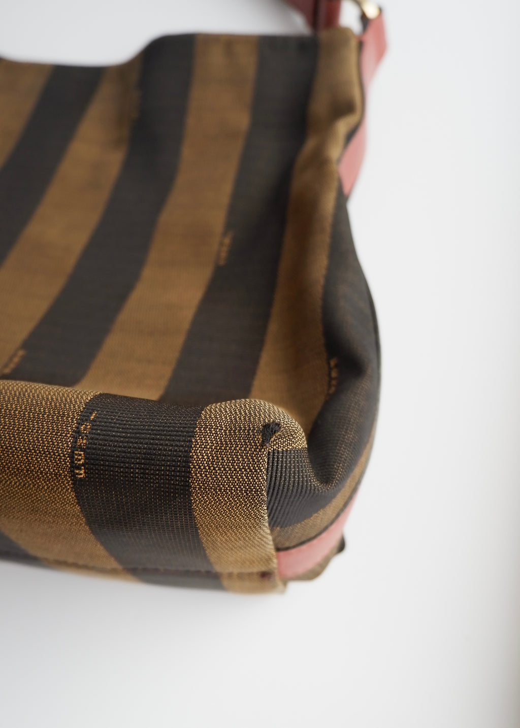 Authentique sac porté épaule Fendi d'occasion en toile/cuir Pequin marron/rose