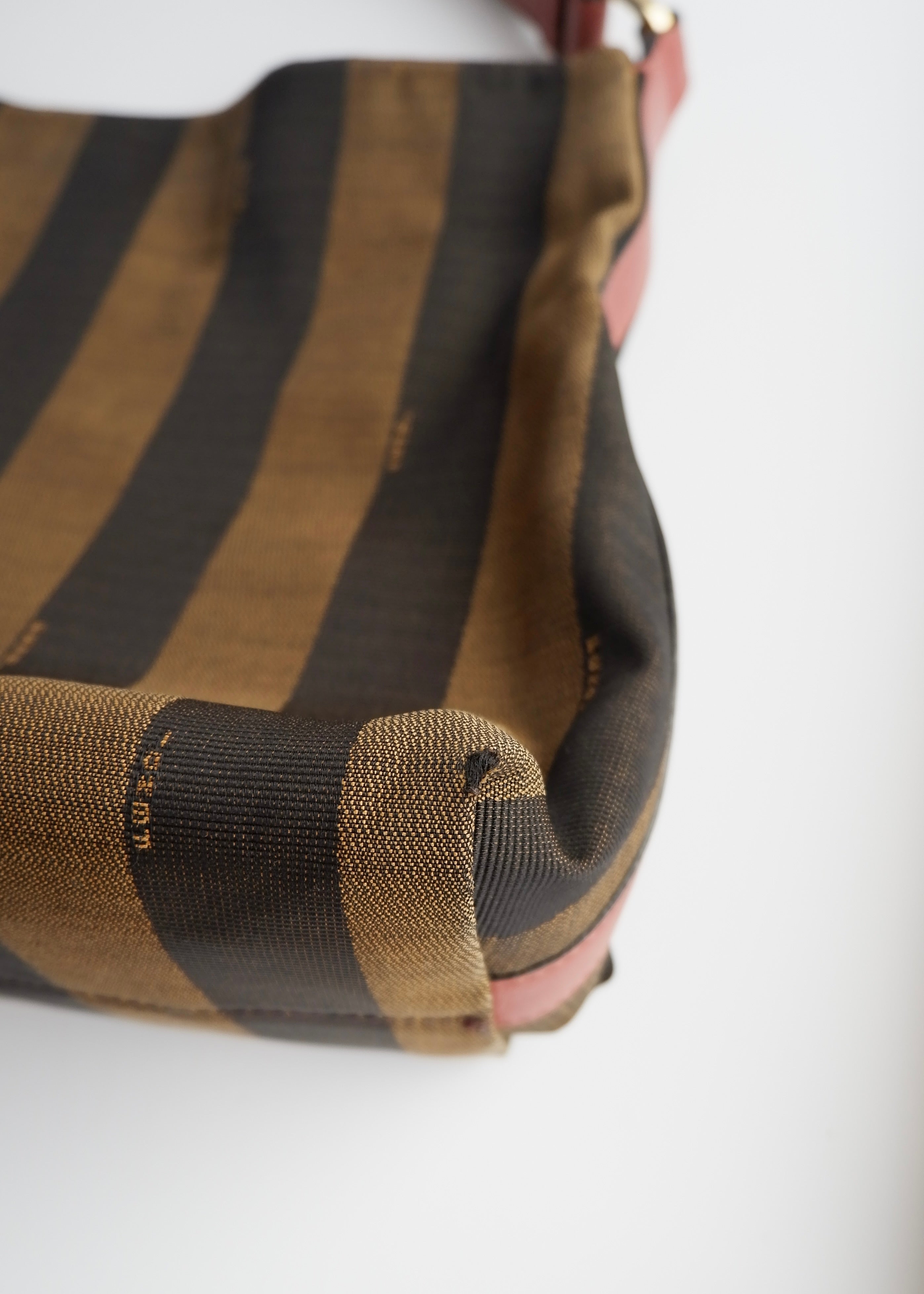 Authentique sac porté épaule Fendi d'occasion en toile/cuir Pequin marron/rose