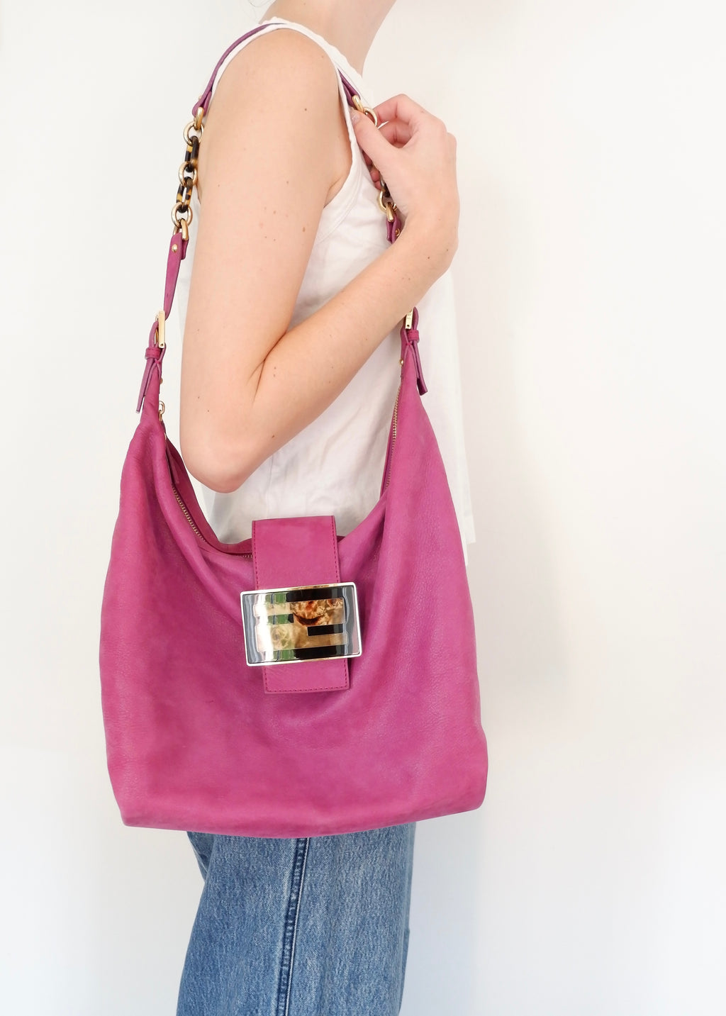 Authentique sac porté épaule Fendi hobo en daim magenta d'occasion