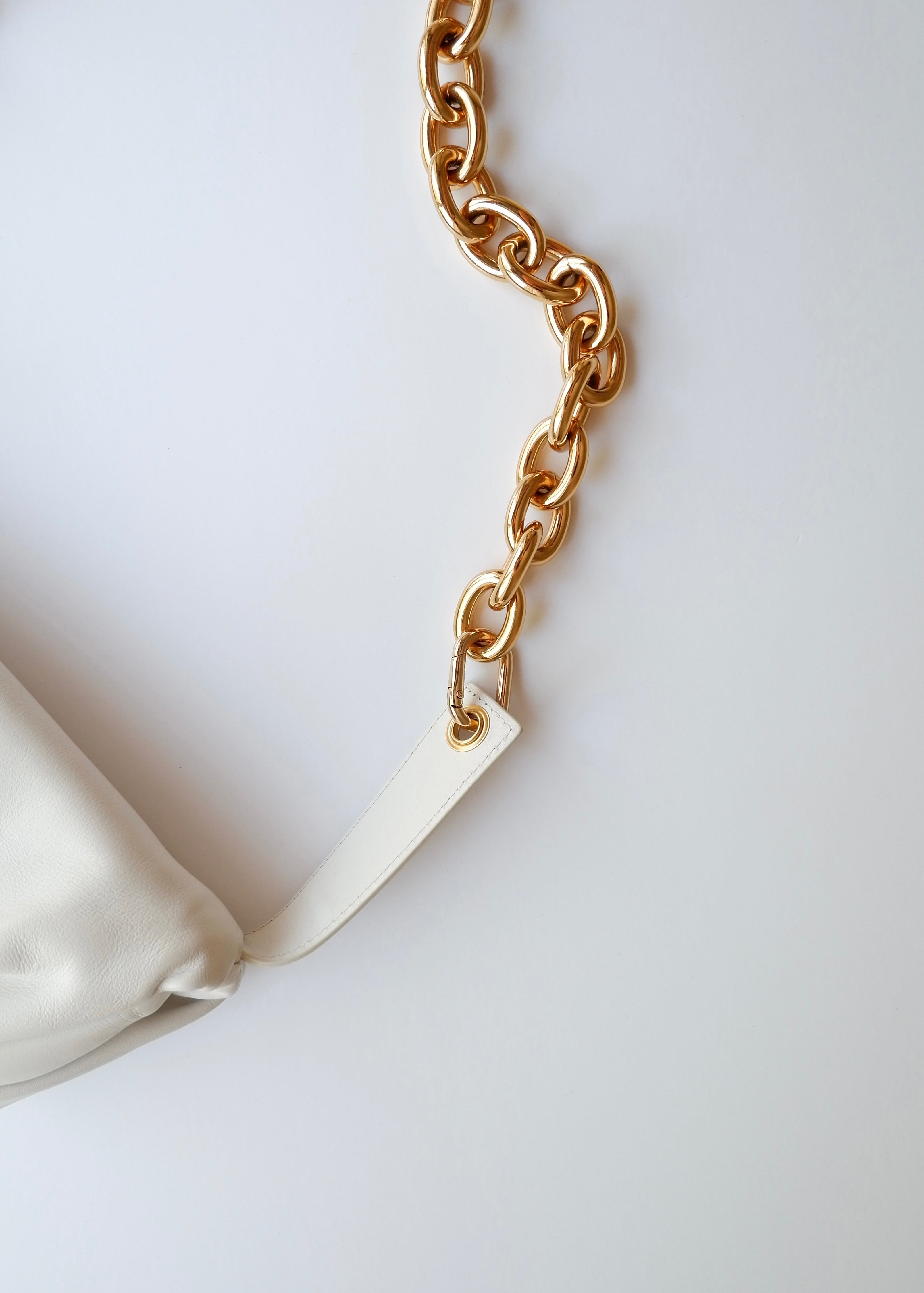 Sac banane Bottega Veneta The Pouch en cuir blanc authentique d'occasion