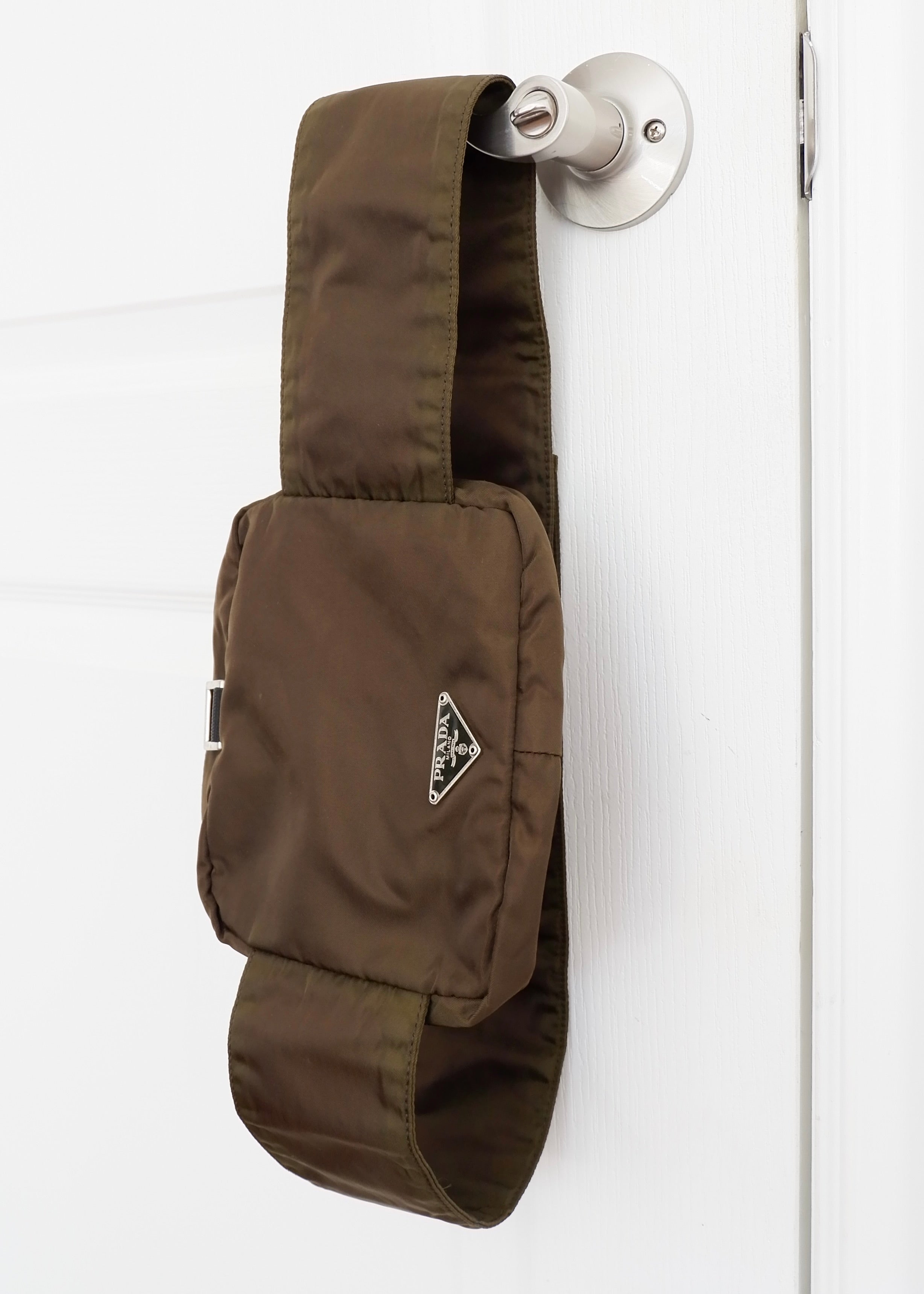 Sac banane Prada authentique d'occasion en nylon vert olive à scratch