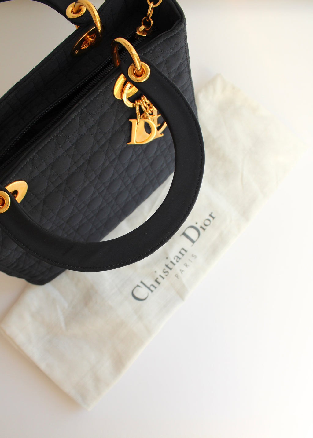Sac à main Christian Dior Lady Dior Medium en toile bleu marine, d'occasion authentique, avec accastillage doré