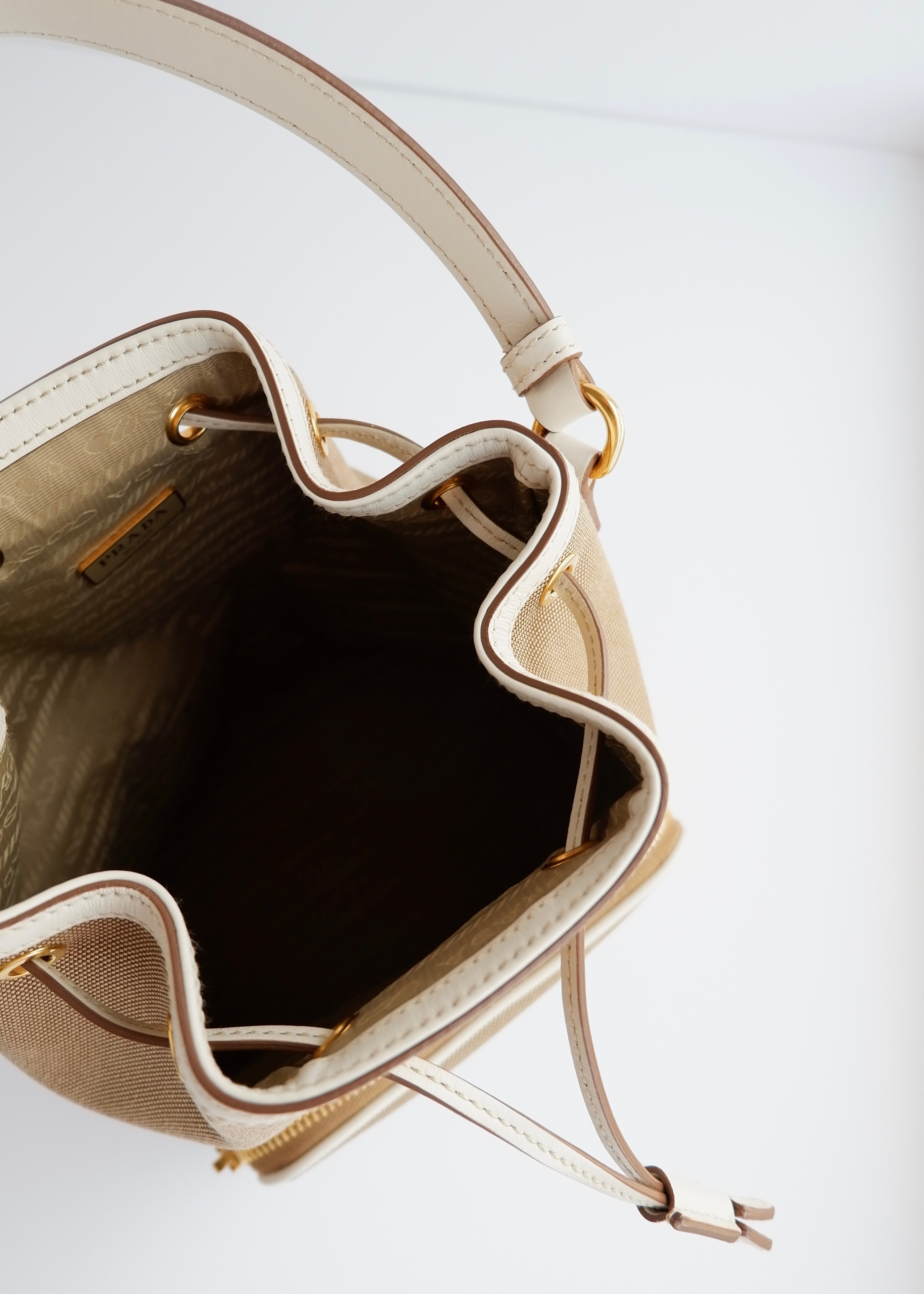 Sac seau à cordon Prada d'occasion authentique en toile beige