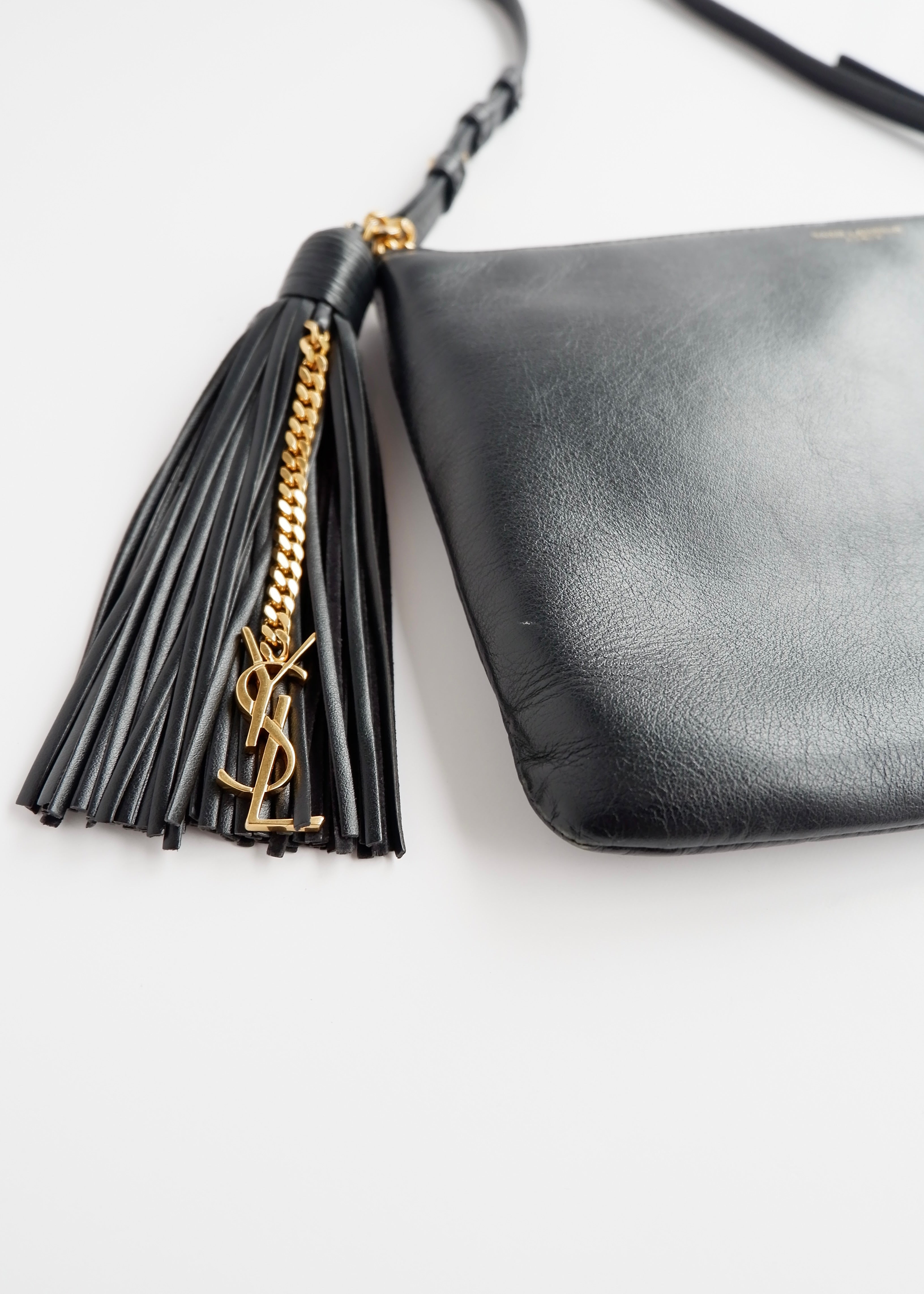 Authentique Sac bandoulière Saint Laurent YSL Monogramme Adolescent en cuir noir d'occasion