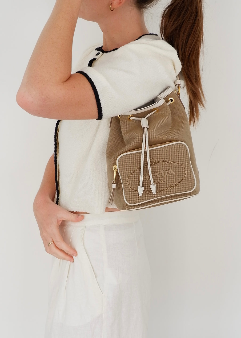 Sac seau à cordon Prada d'occasion authentique en toile beige
