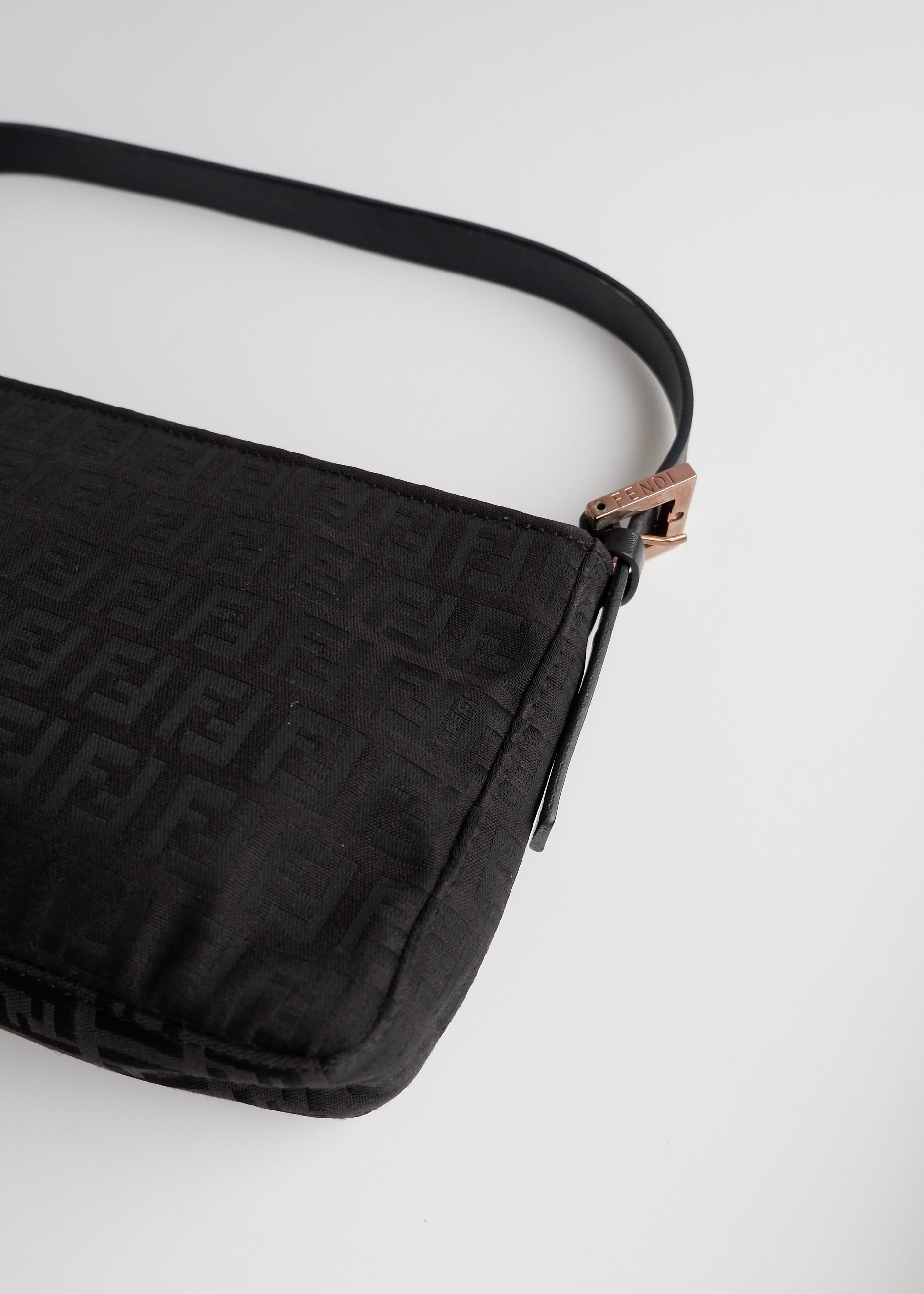 Authentique sac porté épaule Fendi Zucchino en toile noire d'occasion