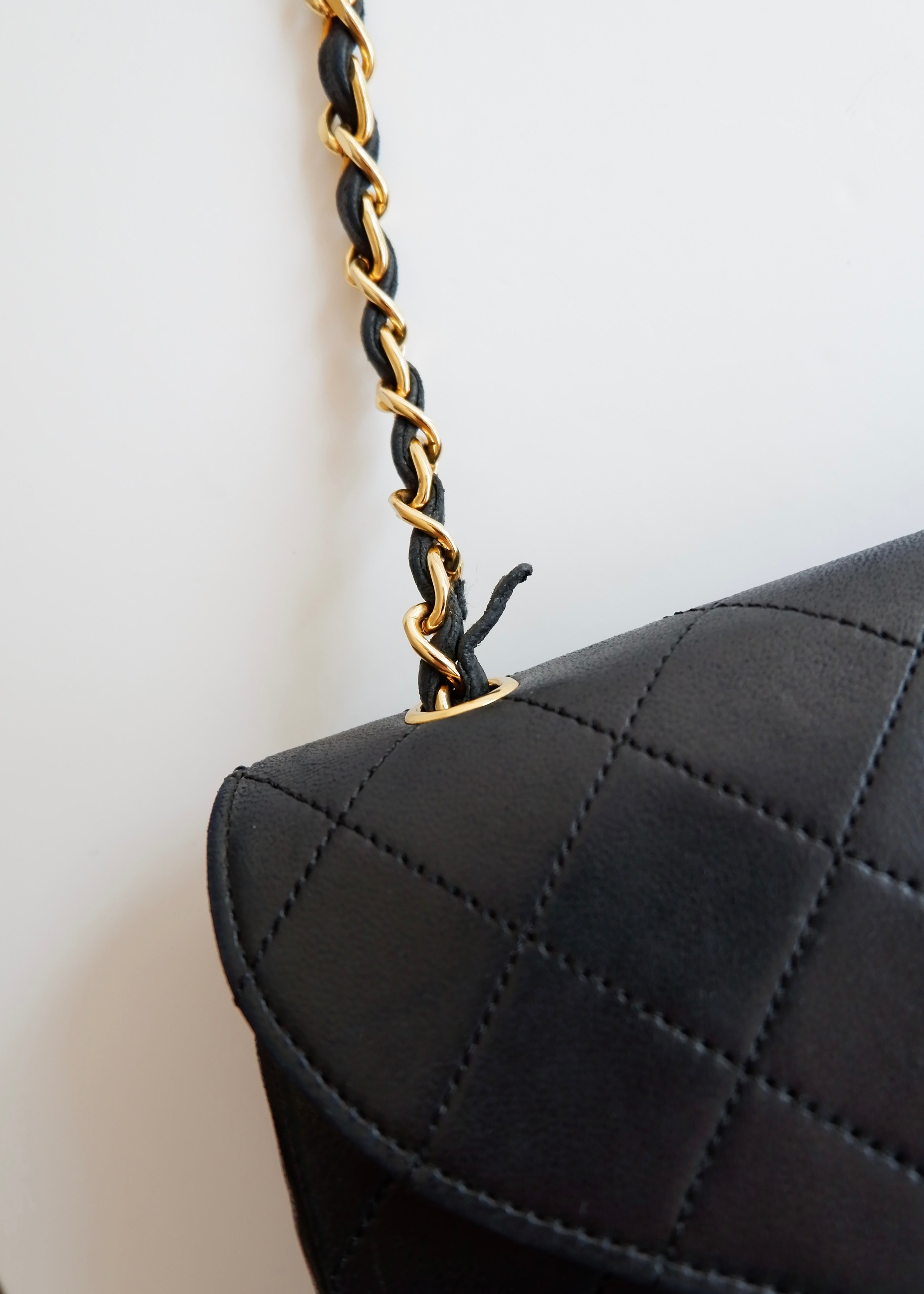 Authentique sac Chanel vintage d'occasion en agneau noir à rabat simple avec quincaillerie dorée