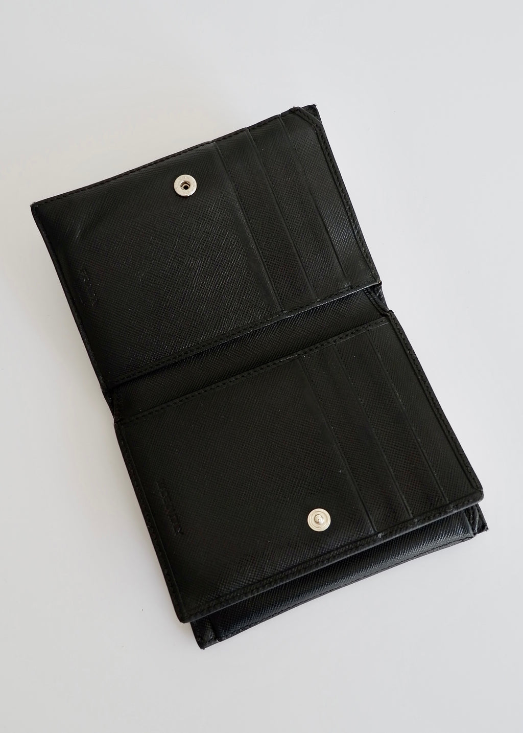 Authentique portefeuille BiFold en nylon noir Prada d'occasion