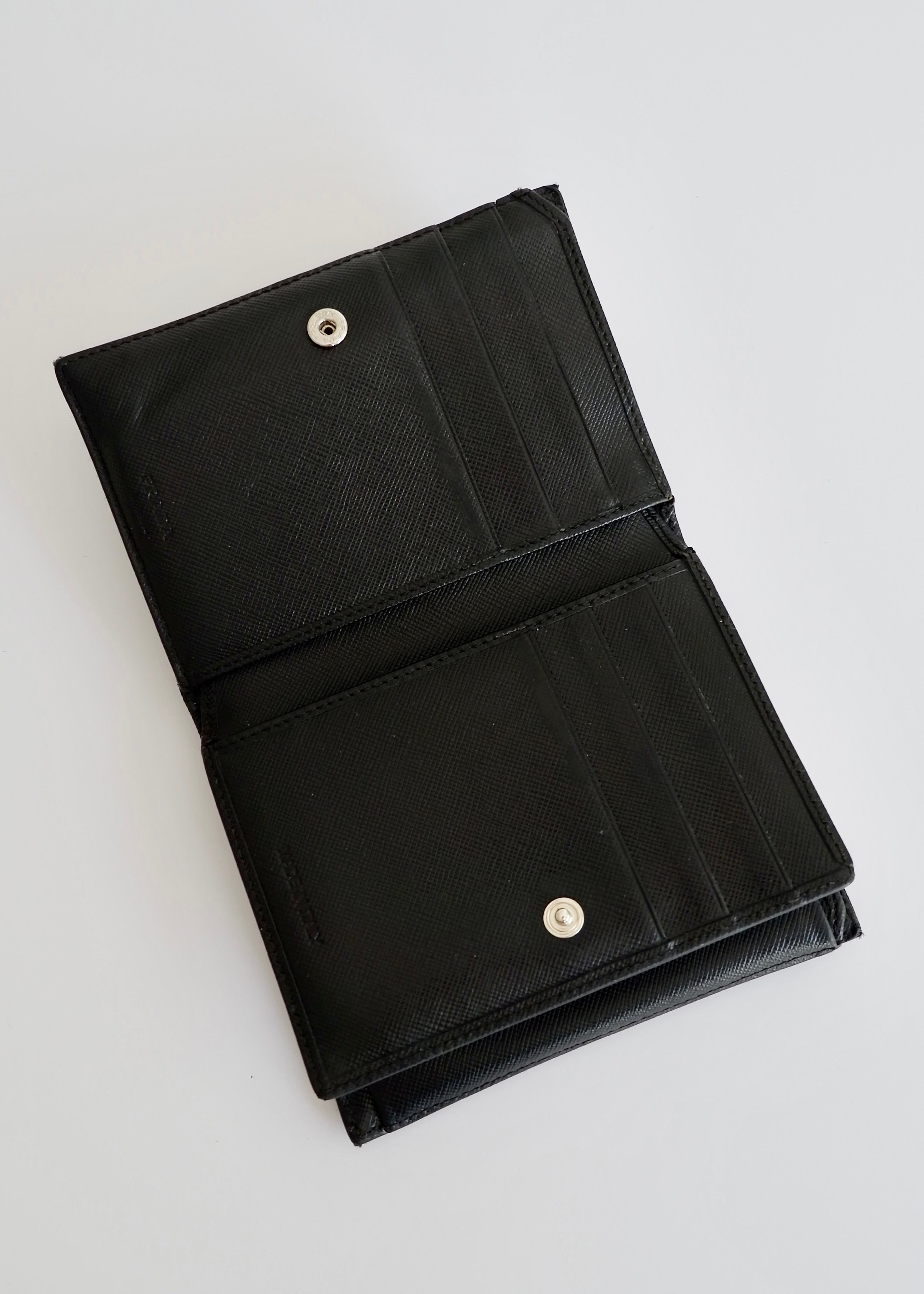 Authentique portefeuille BiFold en nylon noir Prada d'occasion