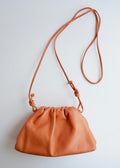Authentique sac bandoulière Bottega Veneta Mini Pouch en cuir marron d'occasion