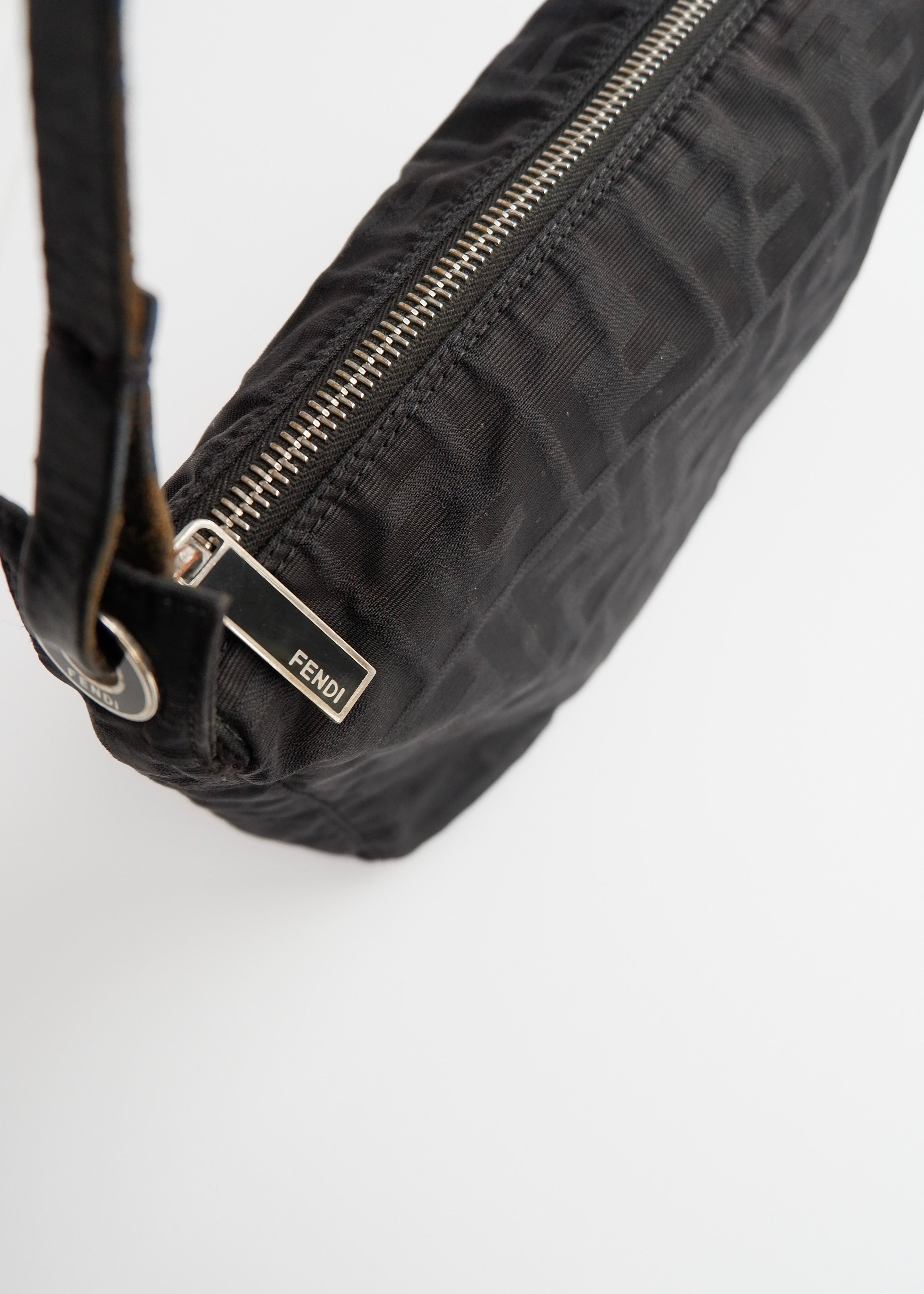 Sac bandoulière Fendi Zucca en toile noire authentique d'occasion