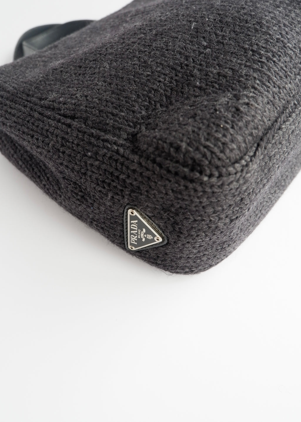 Authentique sac à main Prada en tricot et cuir noir d'occasion