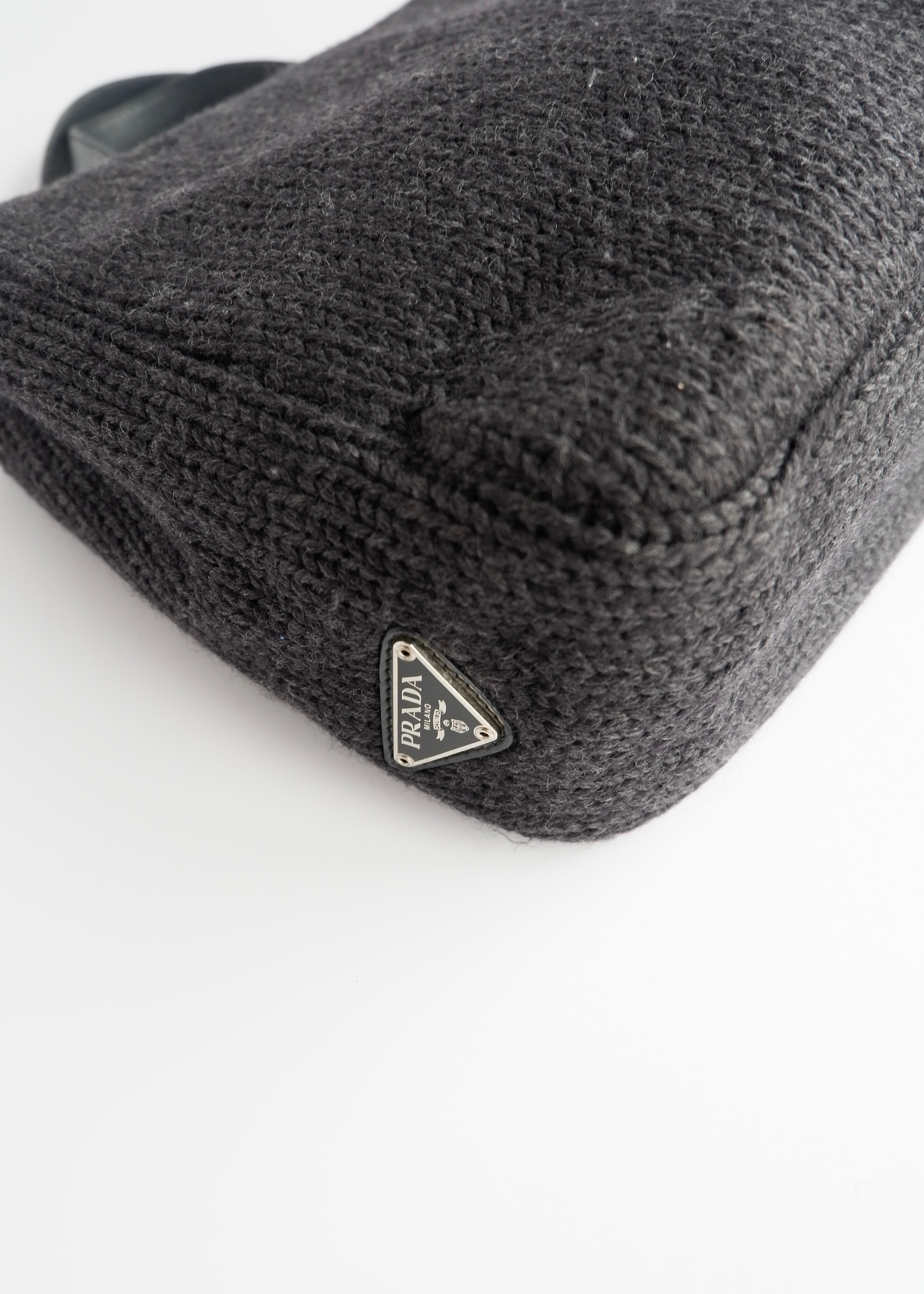 Authentique sac à main Prada en tricot et cuir noir d'occasion