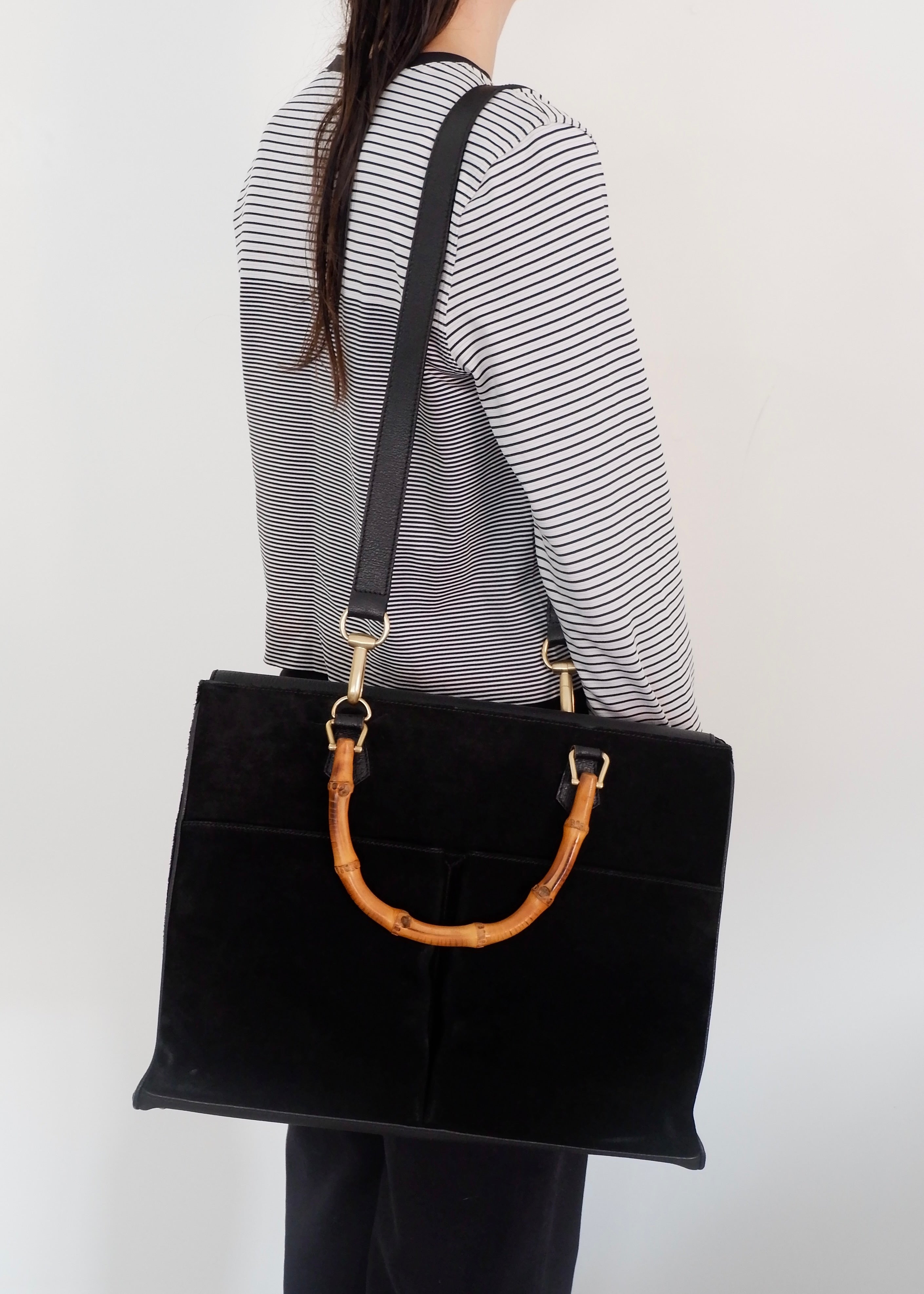 Authentique cabas Gucci vintage d'occasion en daim/cuir noir avec bambou, porté de deux façons