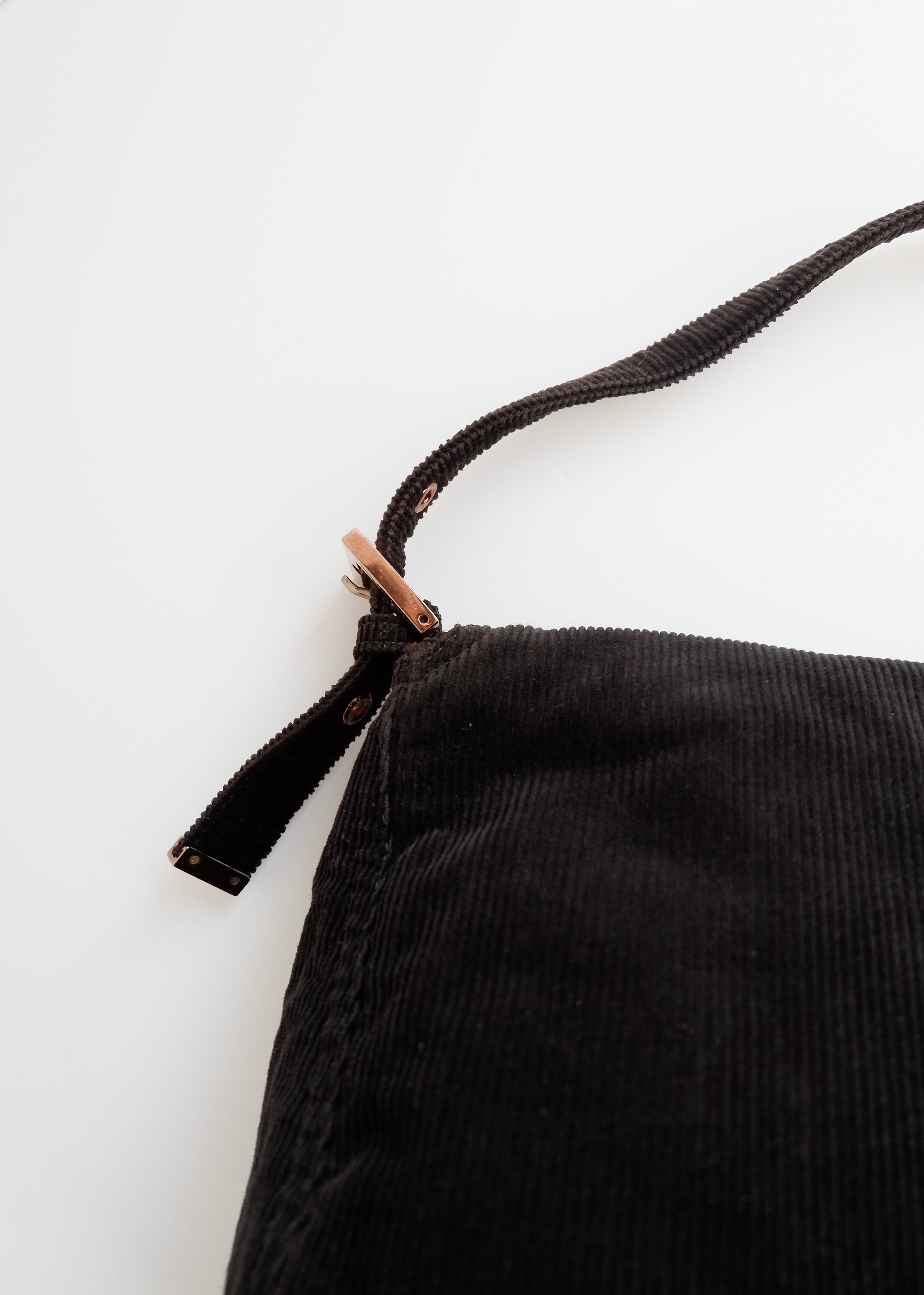 Sac bandoulière baguette Fendi noir en velours côtelé authentique d'occasion