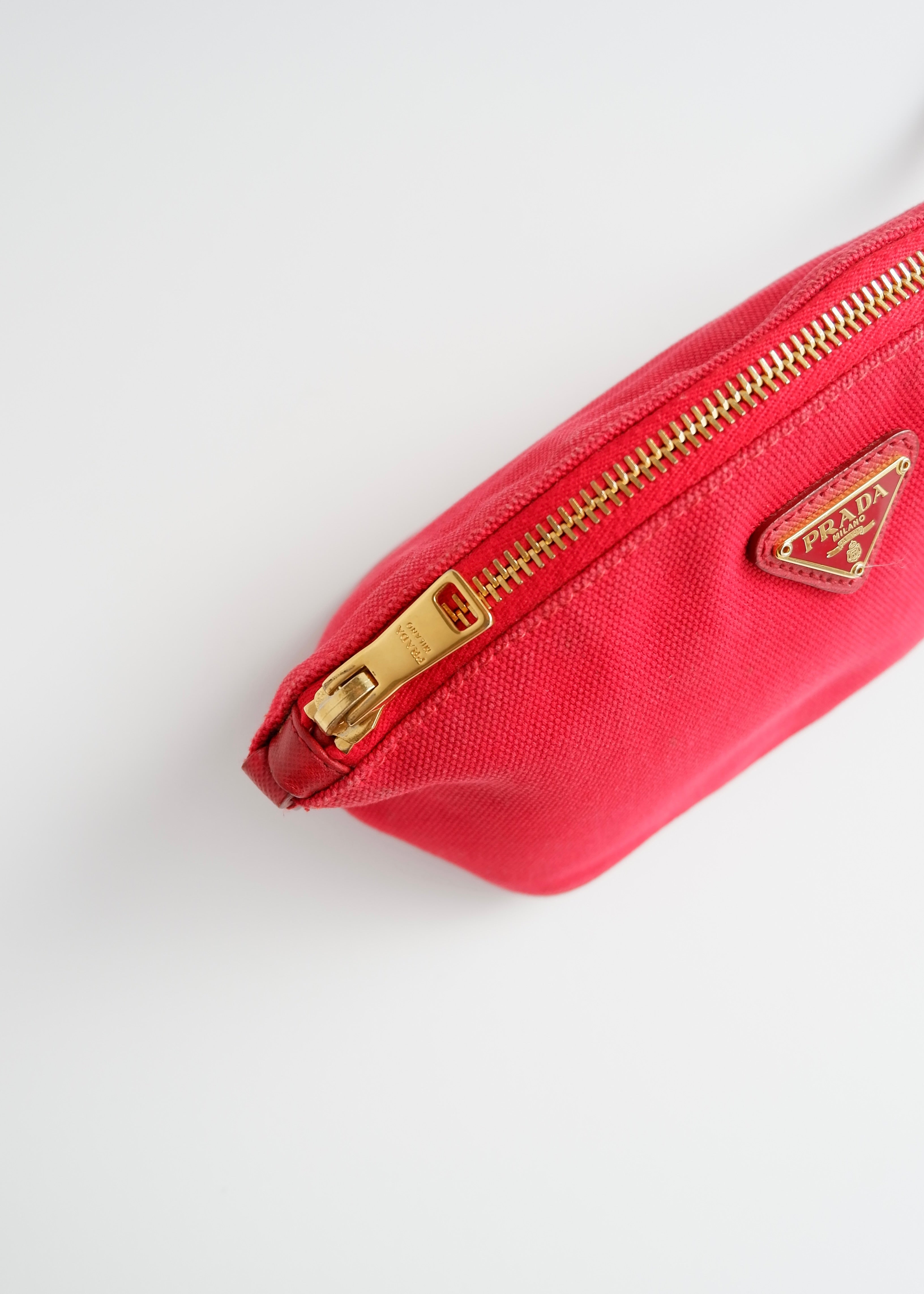 Pochette Prada en toile rouge authentique d'occasion