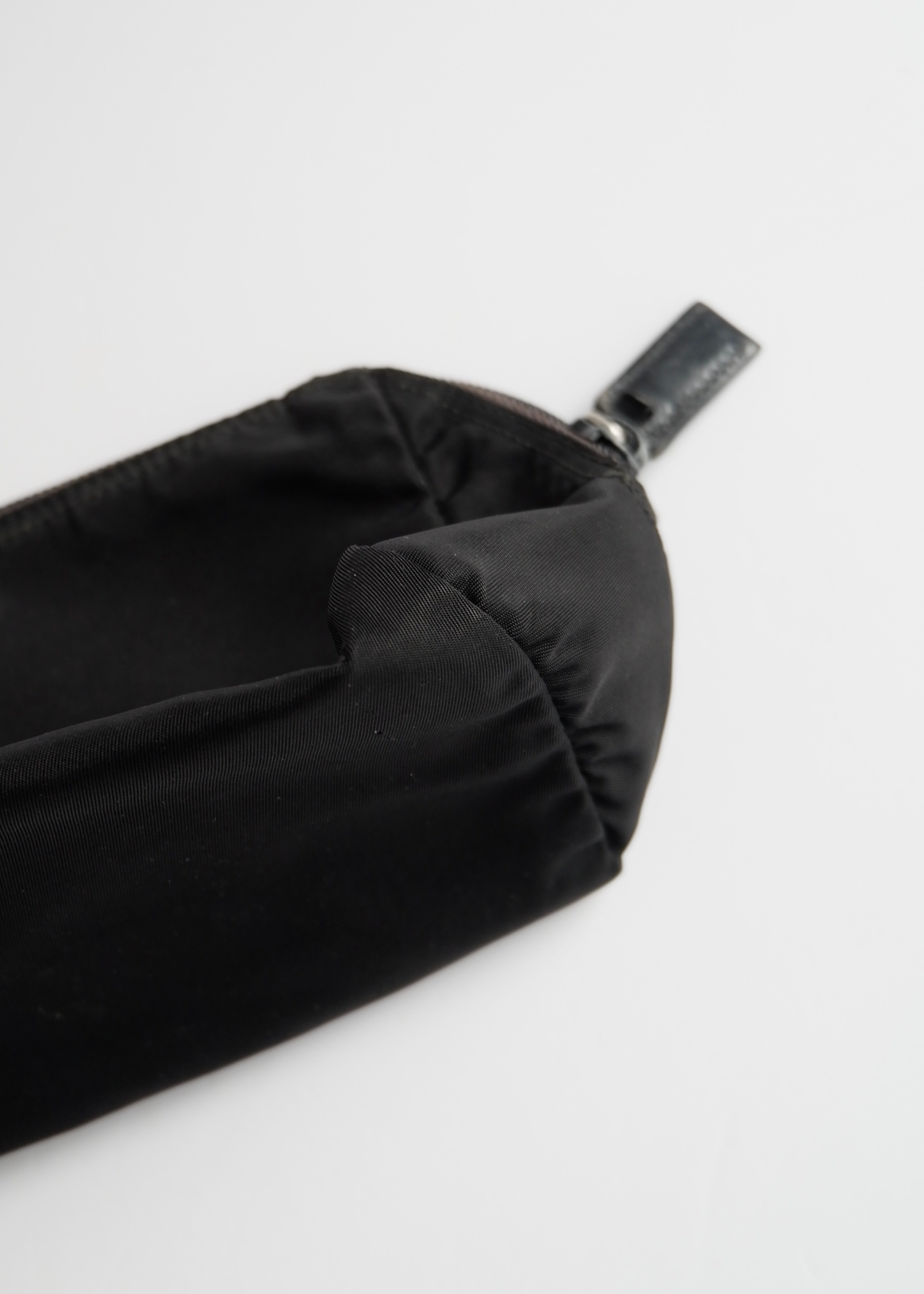 Pochette Prada noire en nylon, petite, authentique et d'occasion