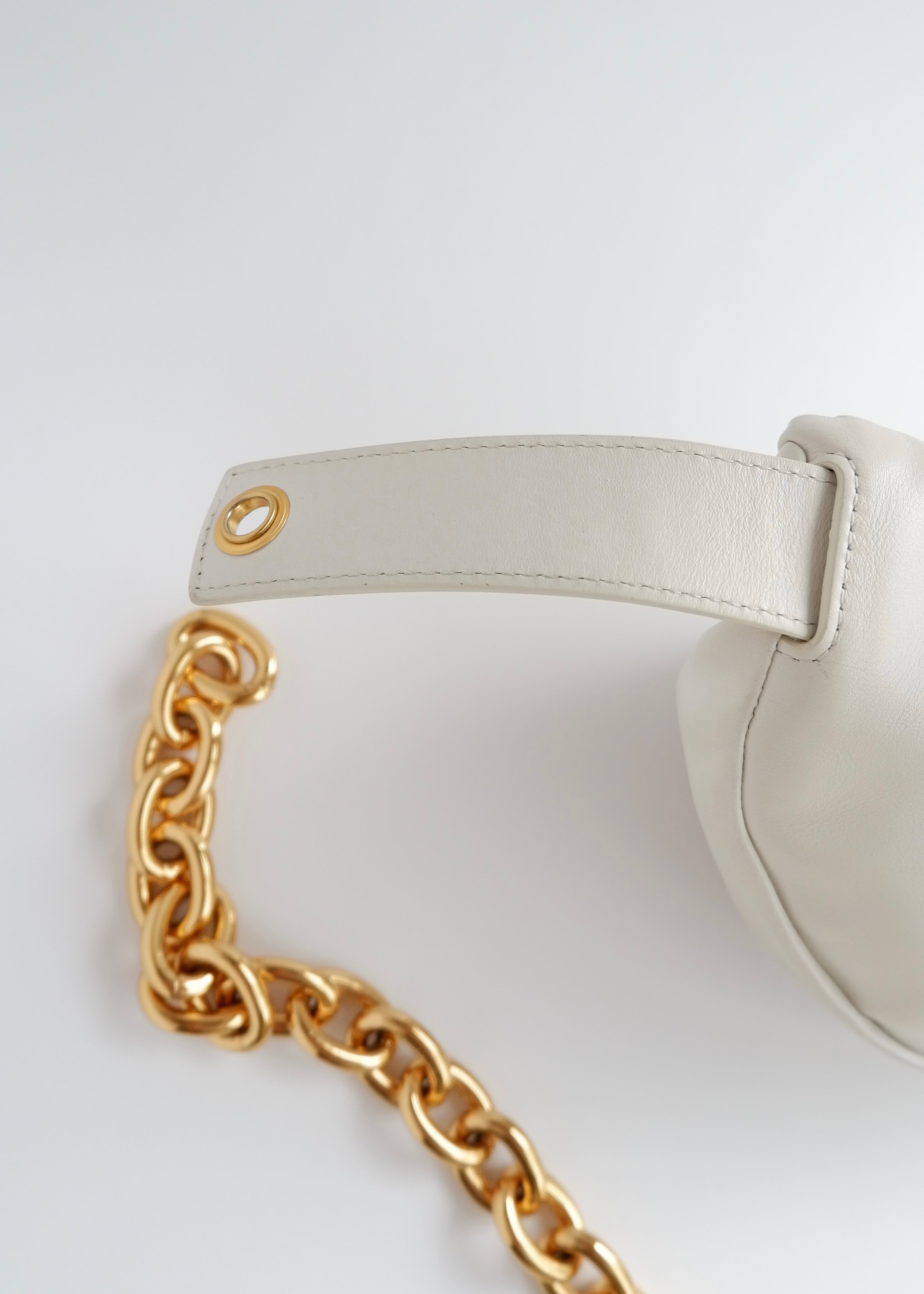 Sac banane Bottega Veneta The Pouch en cuir blanc authentique d'occasion