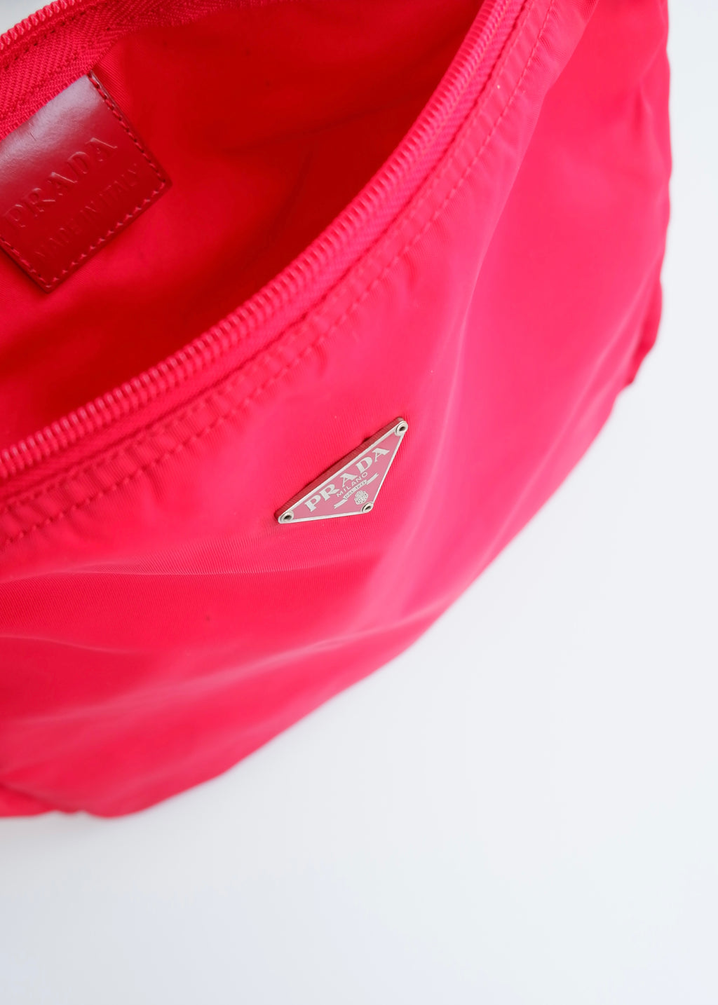 Pochette Prada authentique d'occasion en nylon rouge