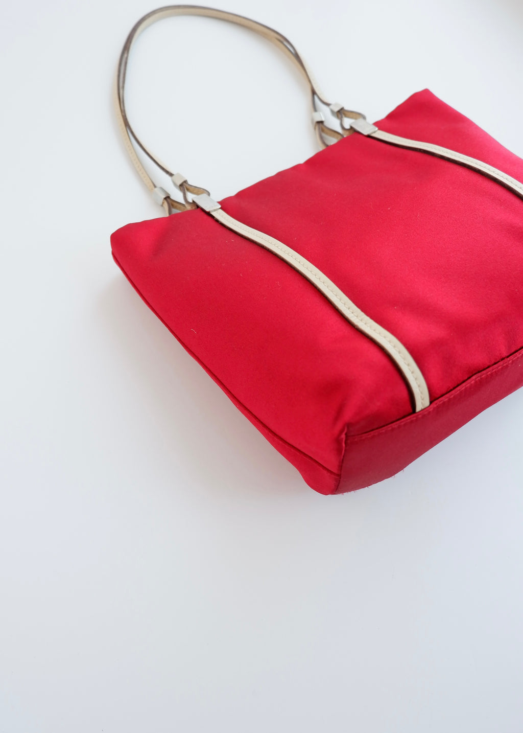 Sac micro cabas Prada authentique d'occasion en satin rouge