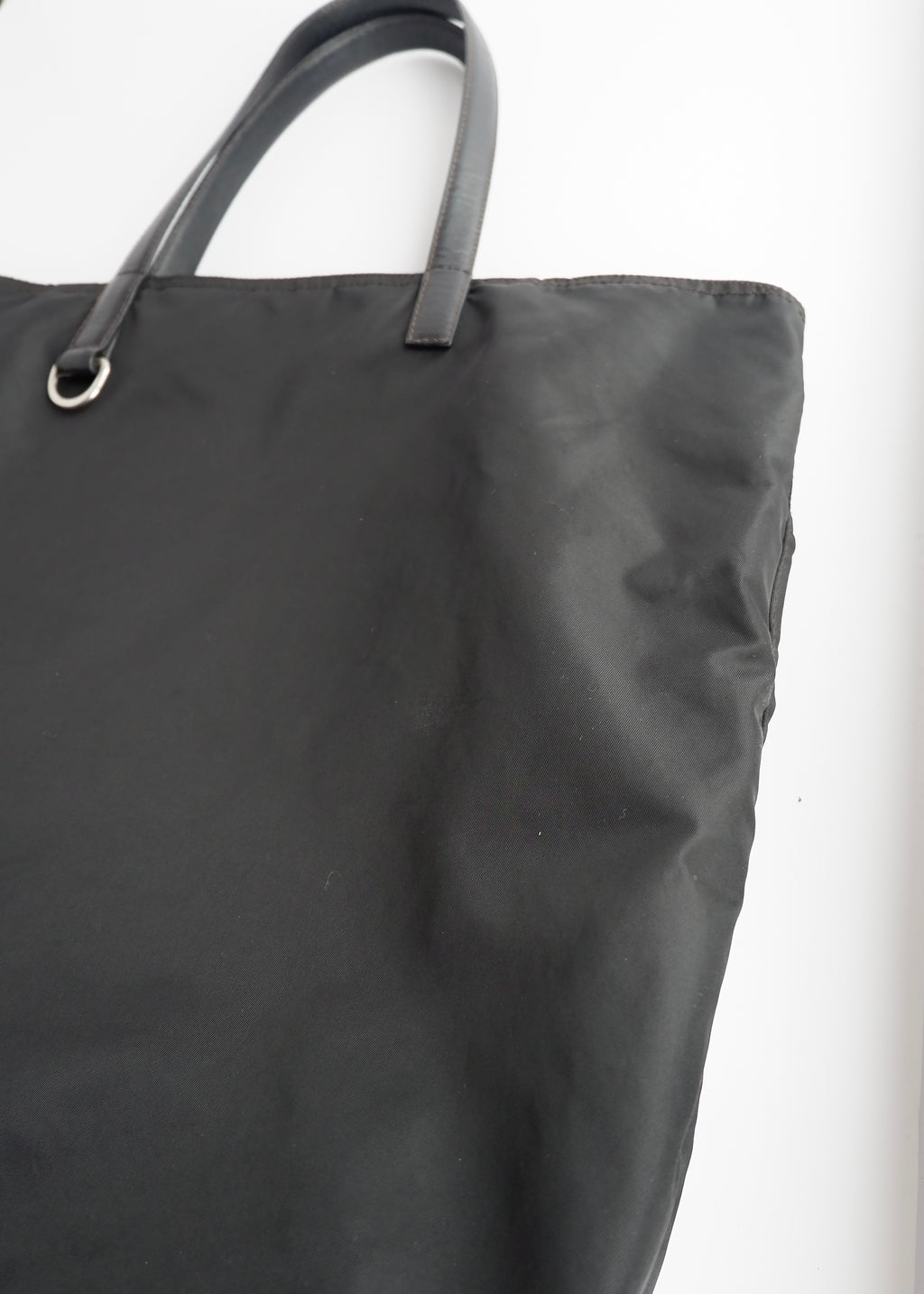 Sac cabas Prada authentique en nylon noir d'occasion