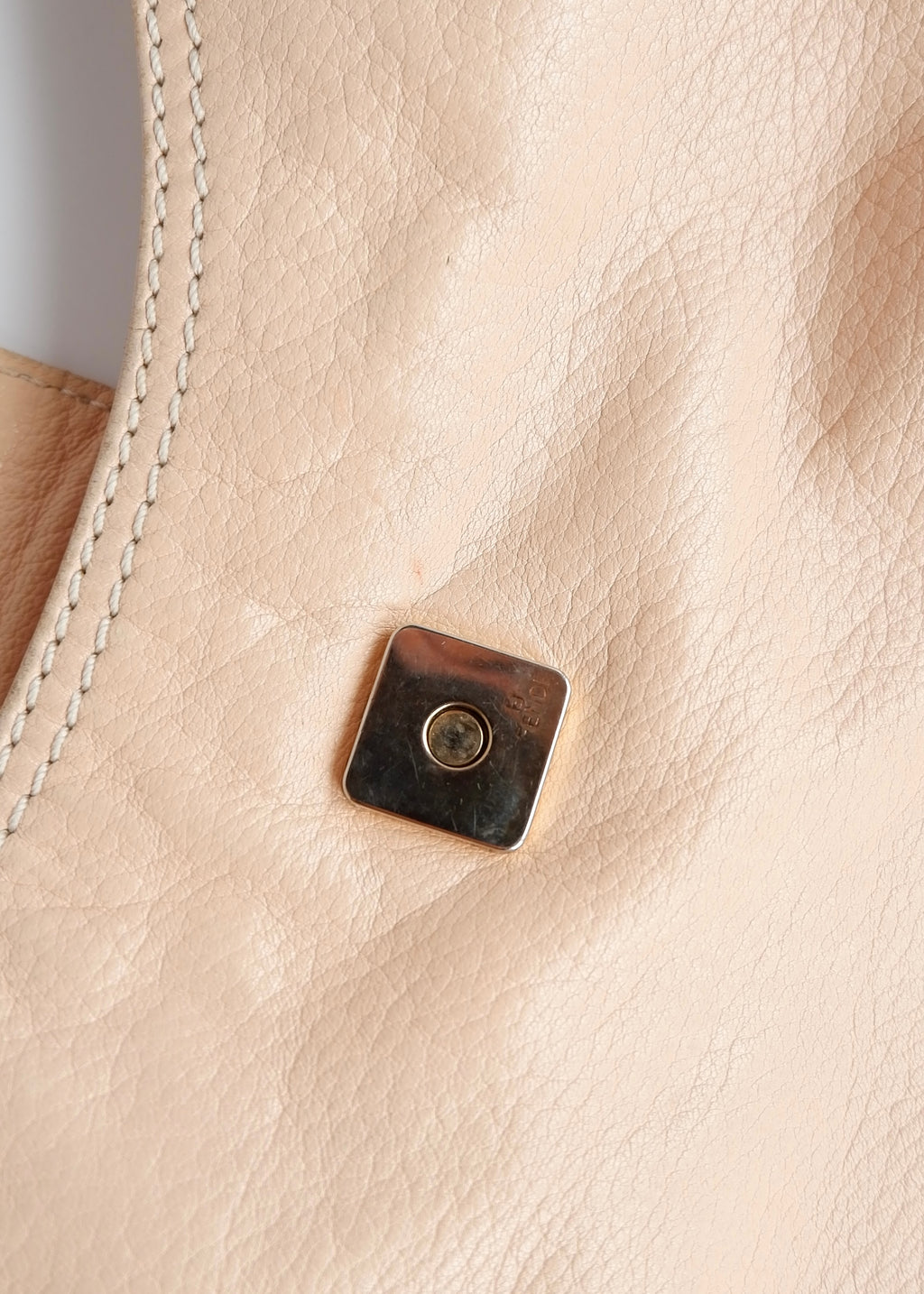 Sac à bandoulière Fendi d'occasion en cuir rose clair authentique