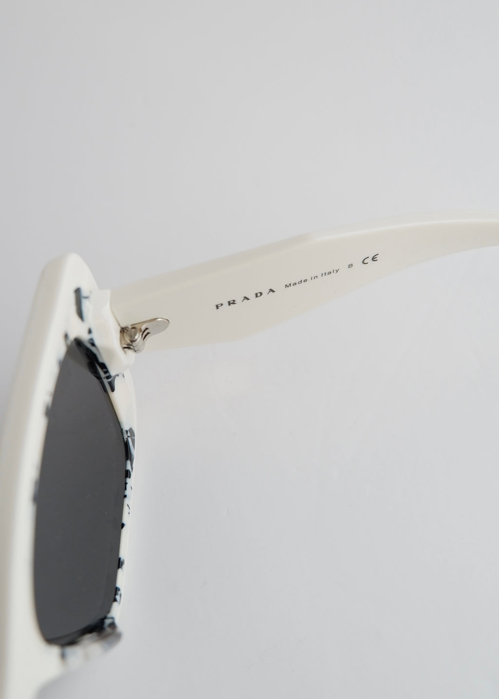 Authentiques lunettes de soleil œil-de-chat Prada blanches d'occasion