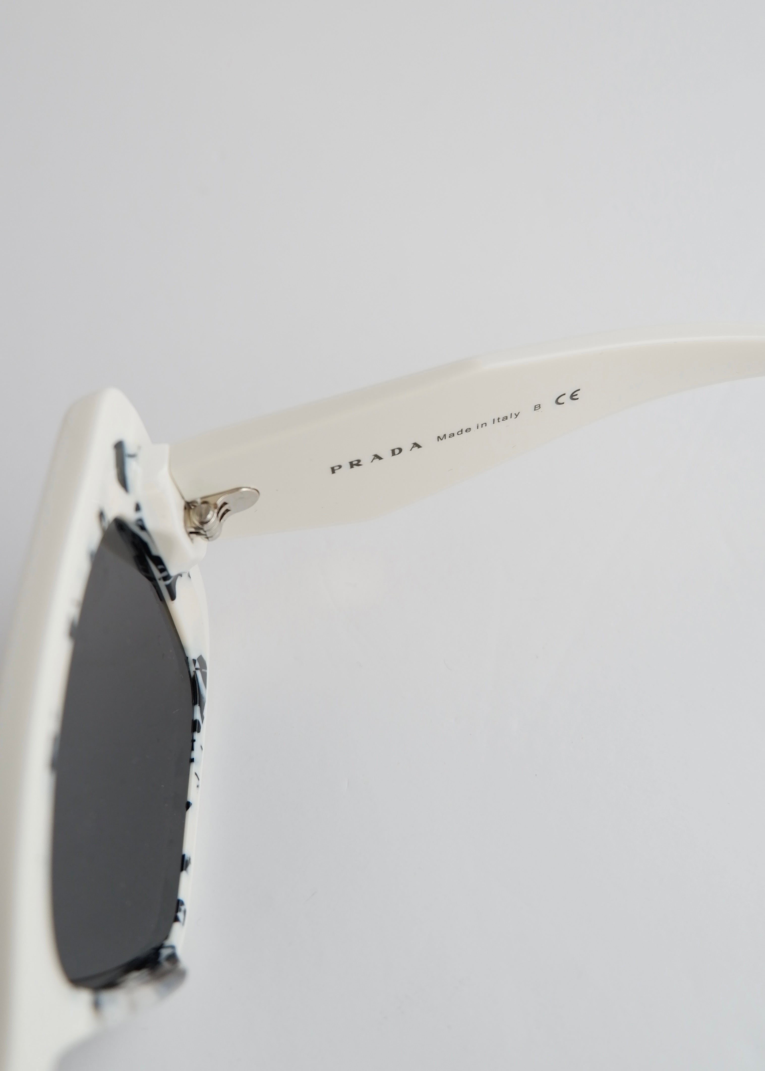 Authentiques lunettes de soleil œil-de-chat Prada blanches d'occasion