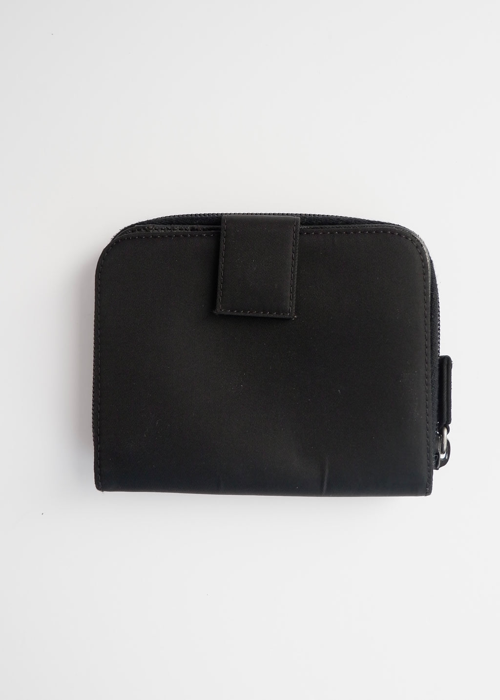 Portefeuille pliable Prada authentique en nylon noir d'occasion