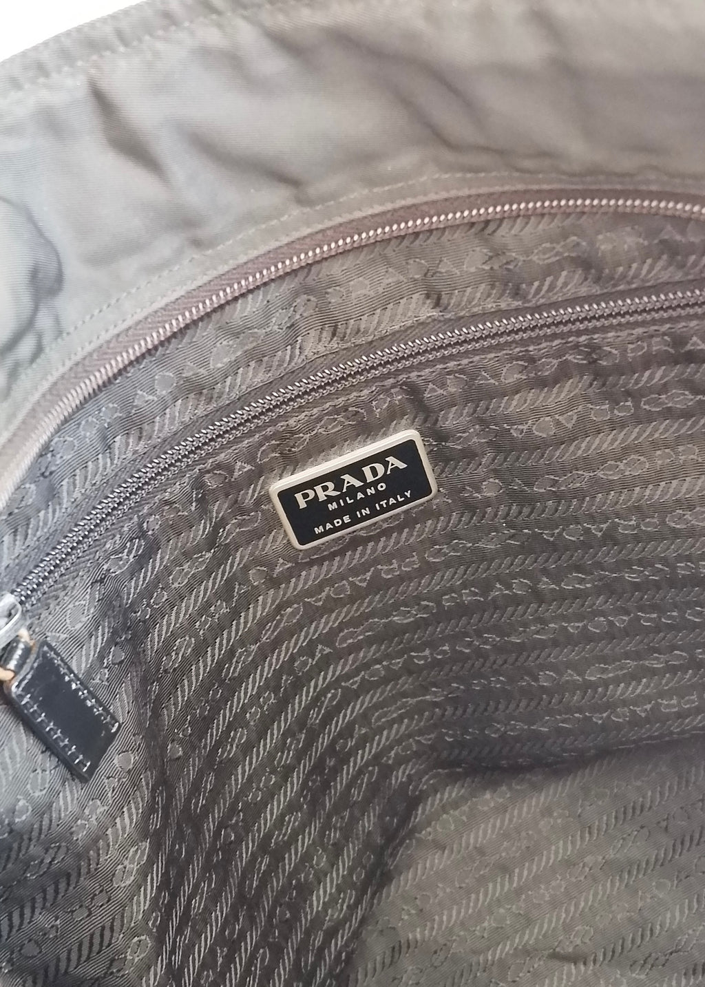 Sac cabas Prada authentique d'occasion en nylon noir à longue bandoulière