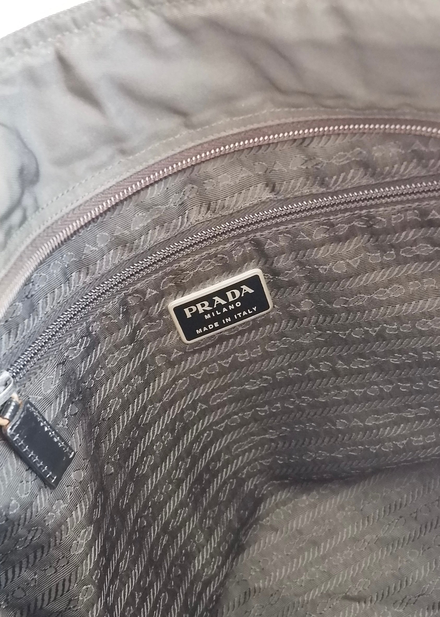 Sac cabas Prada authentique d'occasion en nylon noir à longue bandoulière