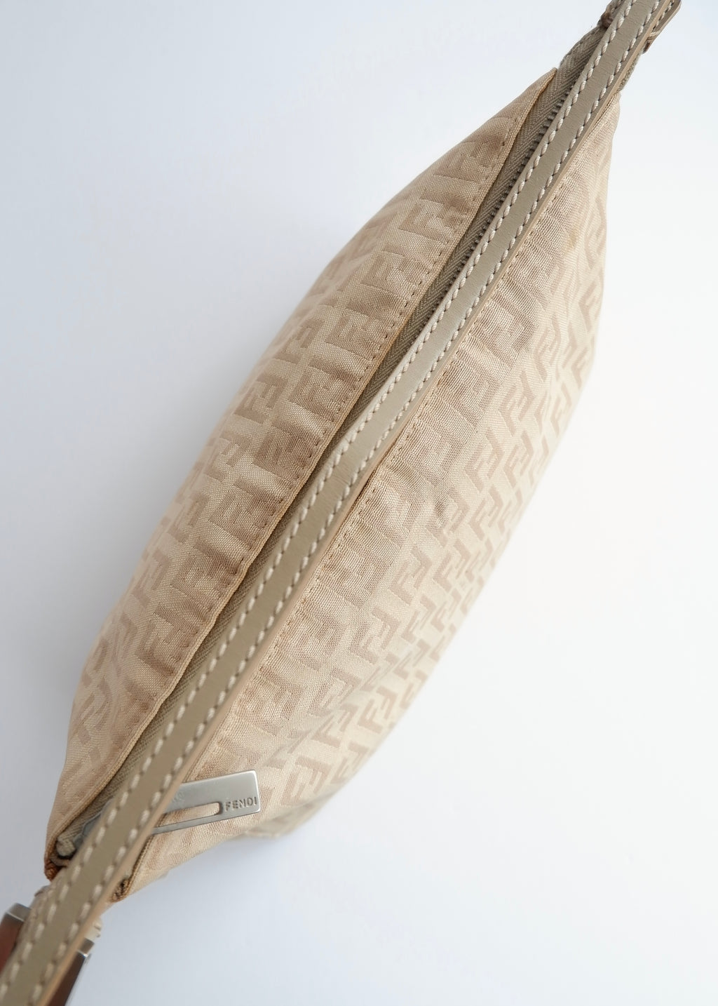 Authentique sac porté épaule Fendi Zucchino Pochette beige d'occasion