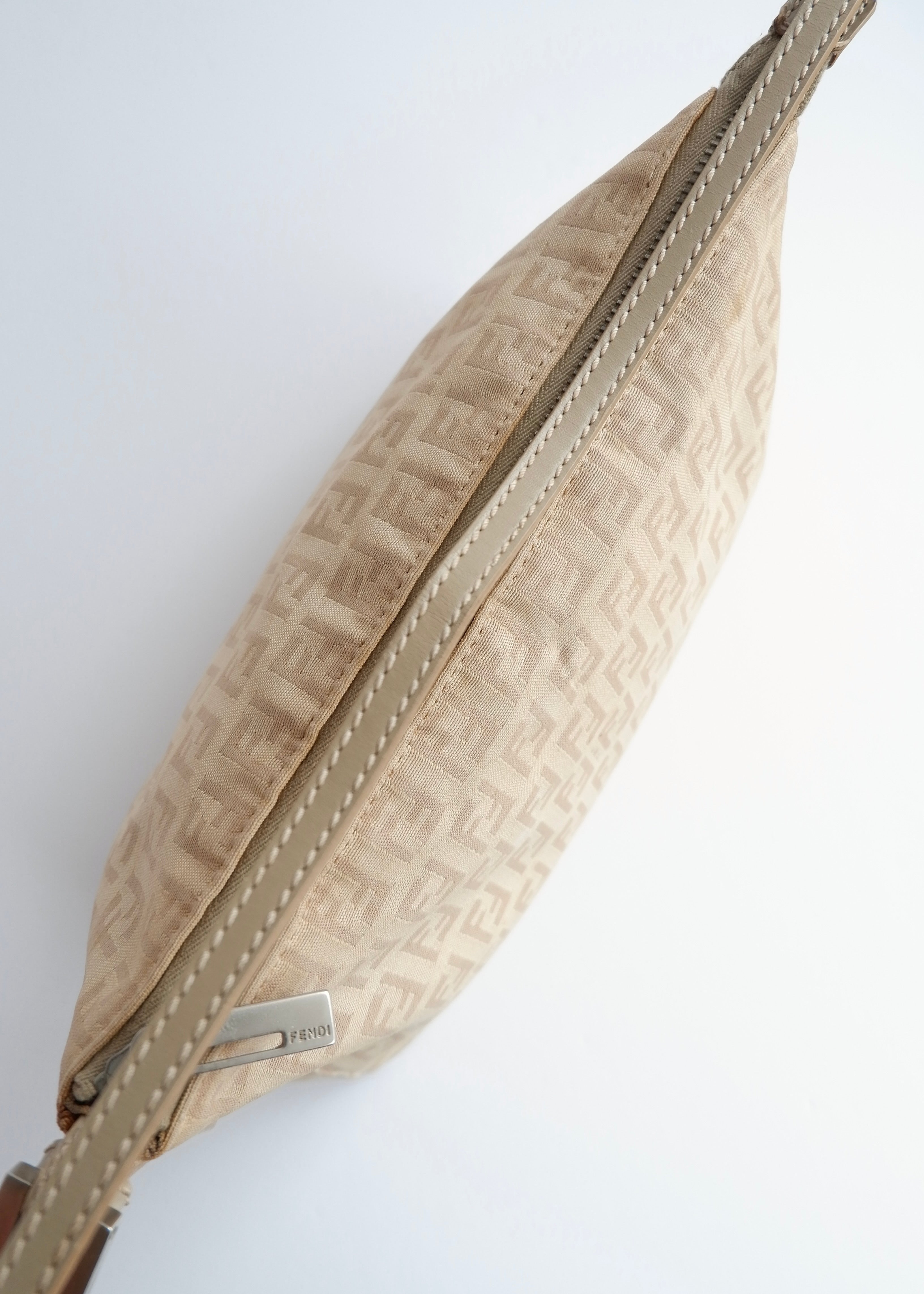 Authentique sac porté épaule Fendi Zucchino Pochette beige d'occasion