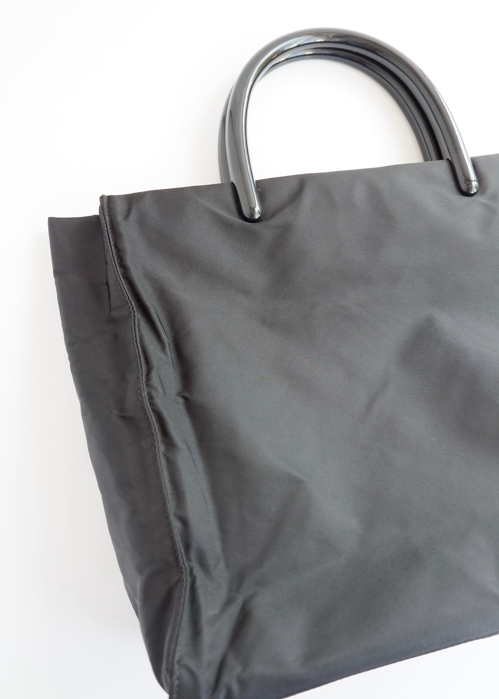 Sac à main Prada d'occasion authentique en nylon noir avec anse en acétate