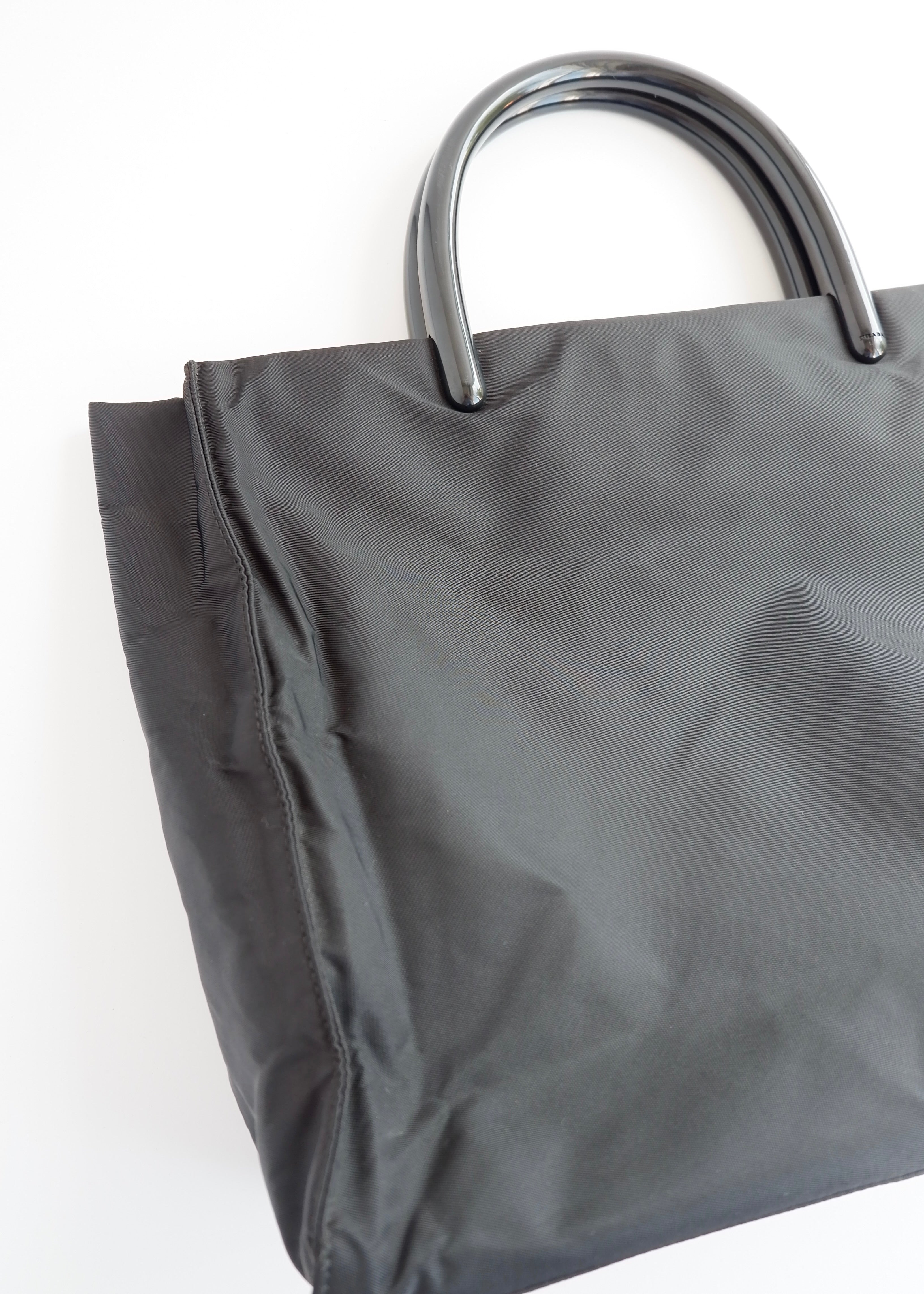 Sac à main Prada d'occasion authentique en nylon noir avec anse en acétate