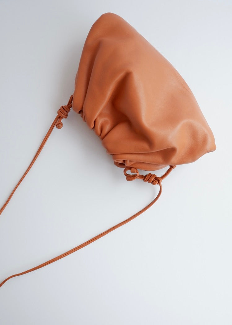 Authentique sac bandoulière Bottega Veneta Mini Pouch en cuir marron d'occasion