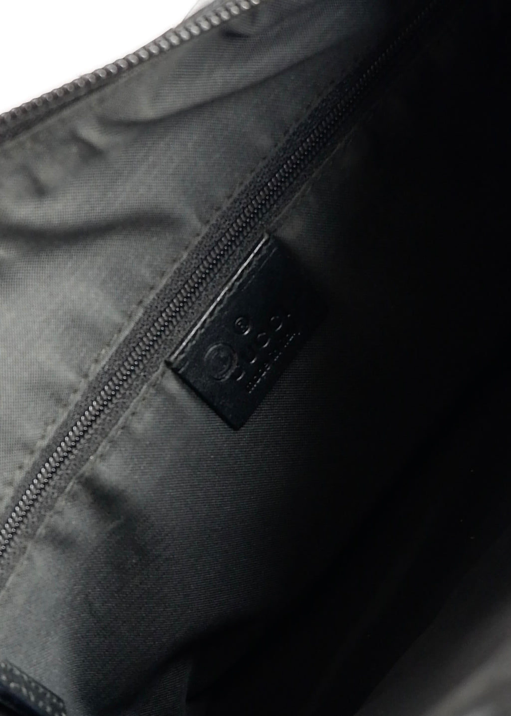 Sac à bandoulière Gucci en daim noir avec poignée en bambou, authentique et d'occasion