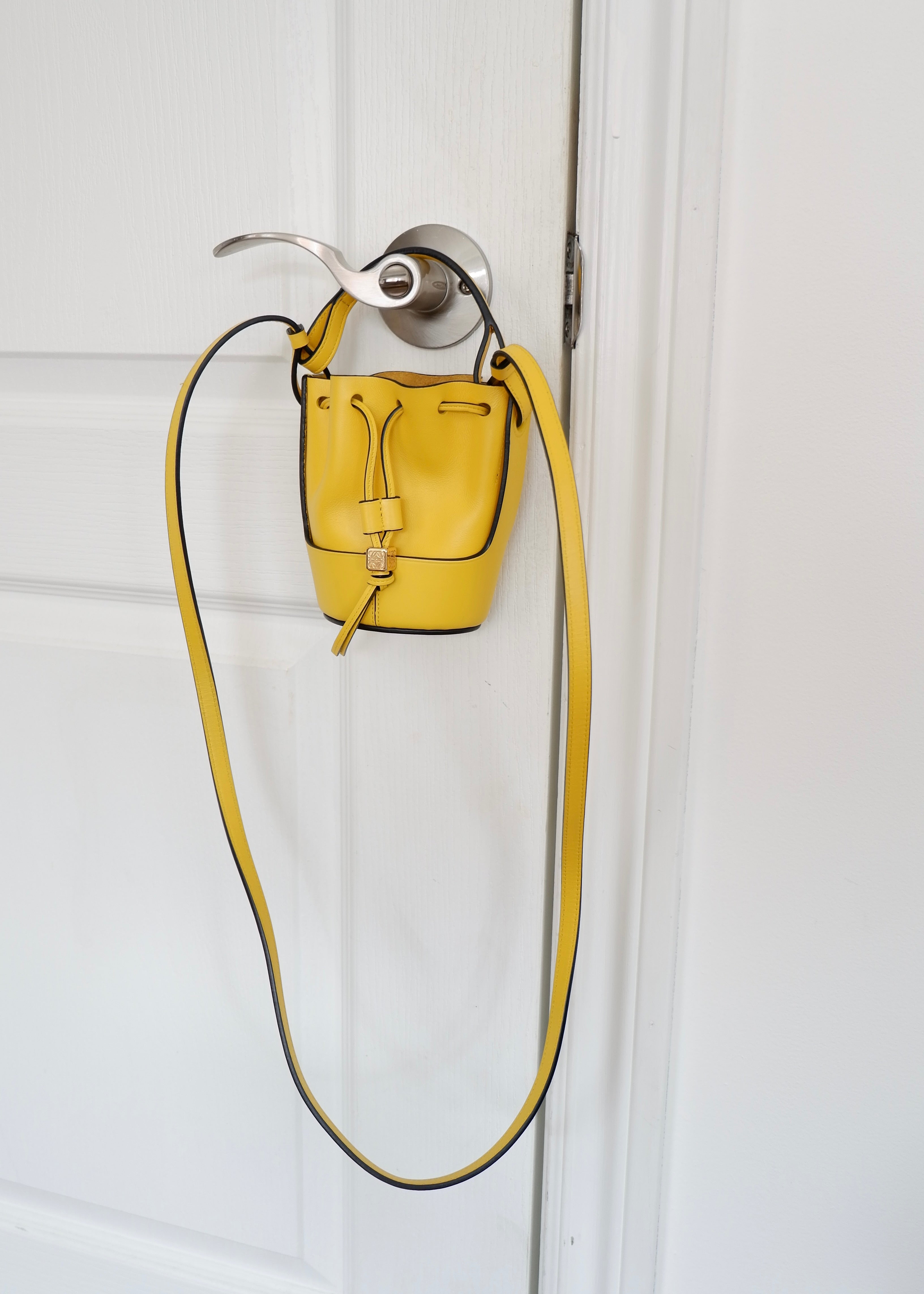 Authentique sac Loewe Balloon Nano en cuir jaune d'occasion