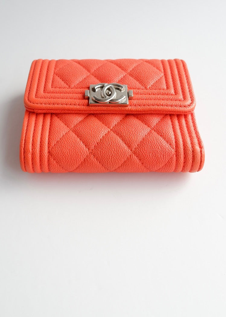 Portefeuille Chanel Boy d'occasion authentique en cuir grainé orange