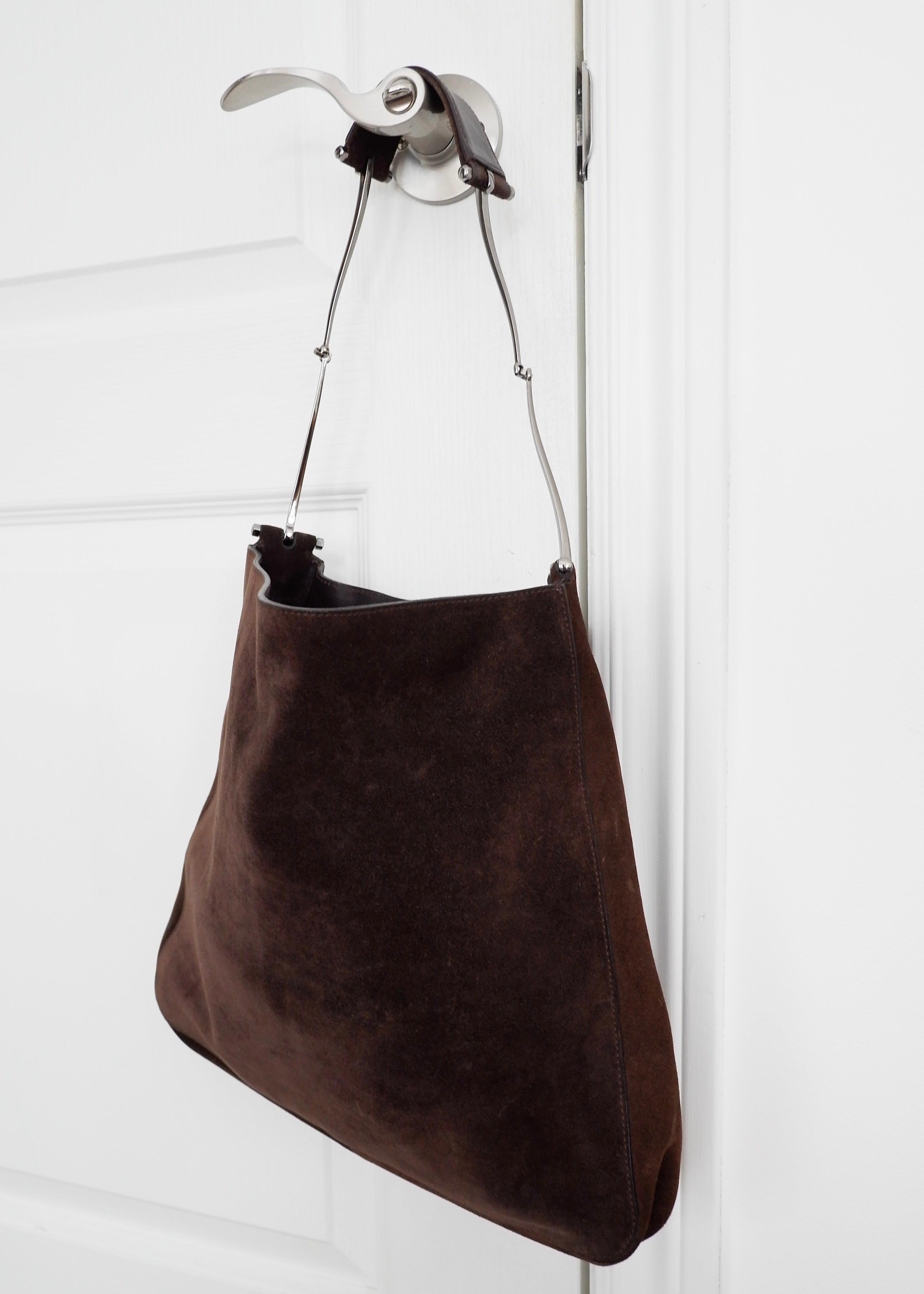 Sac à bandoulière Gucci d'occasion authentique en daim marron avec pochette