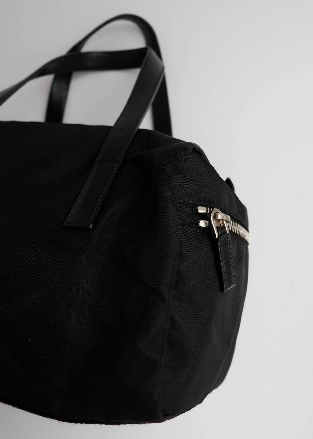 Sac à bandoulière Prada Bowler en nylon noir authentique d'occasion