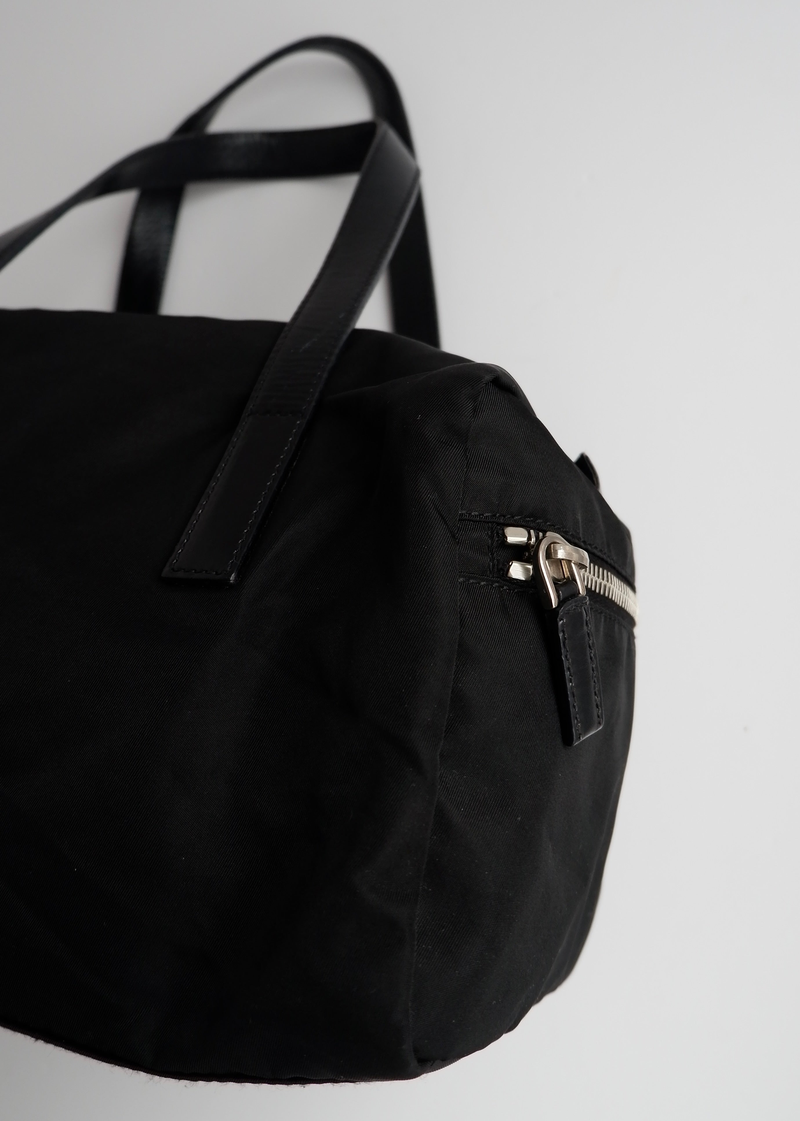 Sac à bandoulière Prada Bowler en nylon noir authentique d'occasion