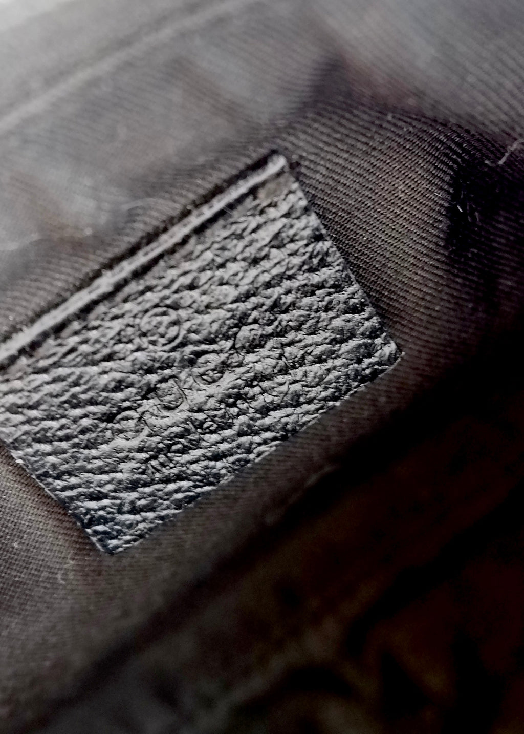 Authentique Sac Micro à Bandoulière Gucci en Toile GG Noire avec Breloque Dorée d'occasion